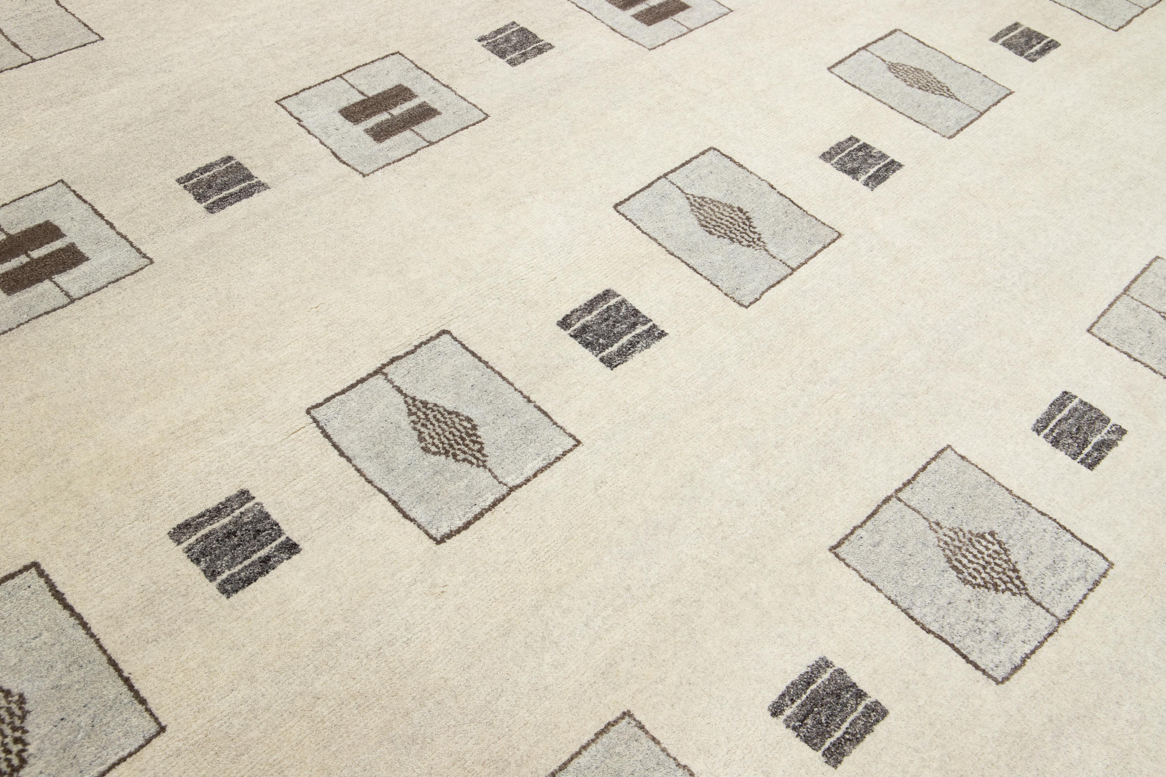 Apadana's Contemporary Moroccan Style Wollteppich Handgefertigt in Beige im Angebot 4