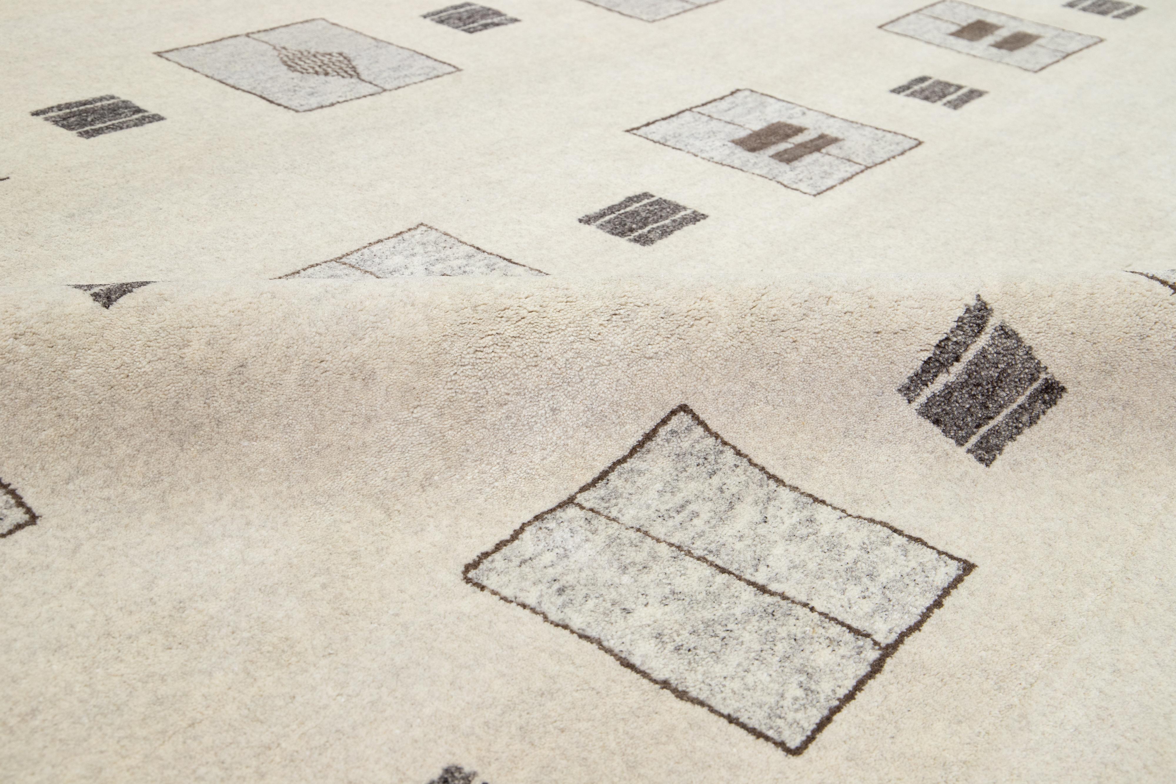 Apadana's Contemporary Moroccan Style Wollteppich Handgefertigt in Beige (Indisch) im Angebot