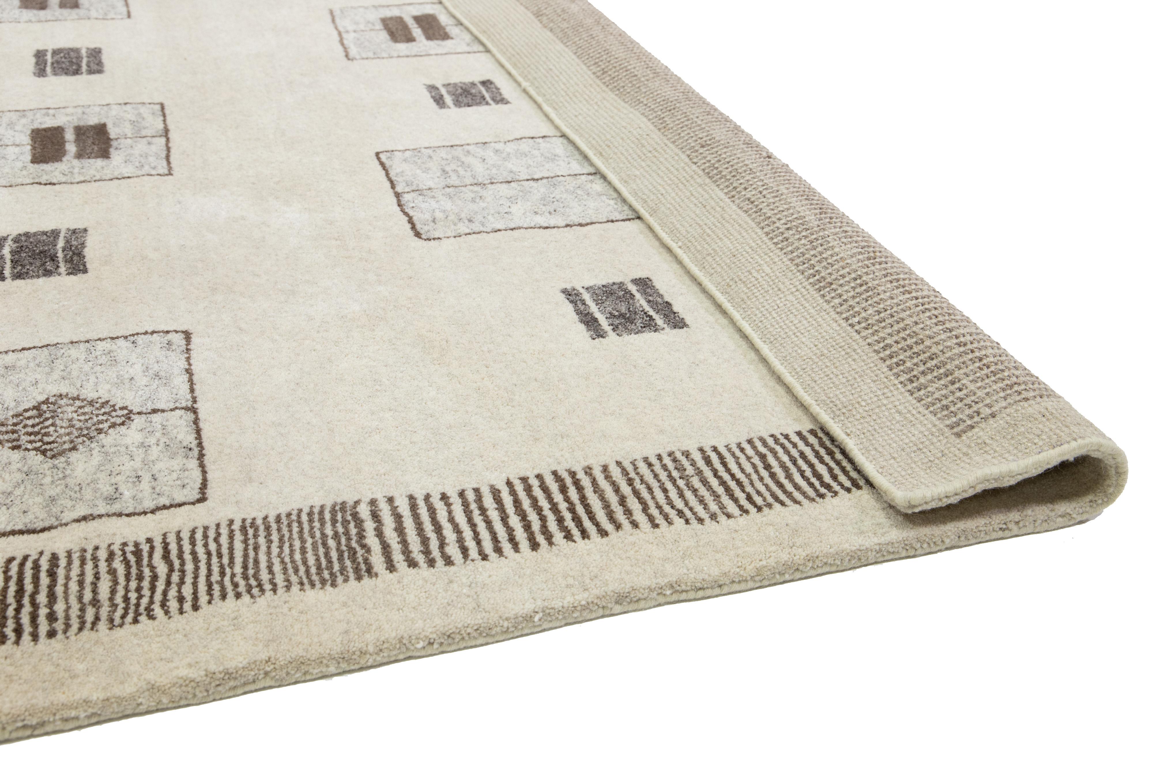 Apadana's Contemporary Moroccan Style Wollteppich Handgefertigt in Beige (Handgeknüpft) im Angebot