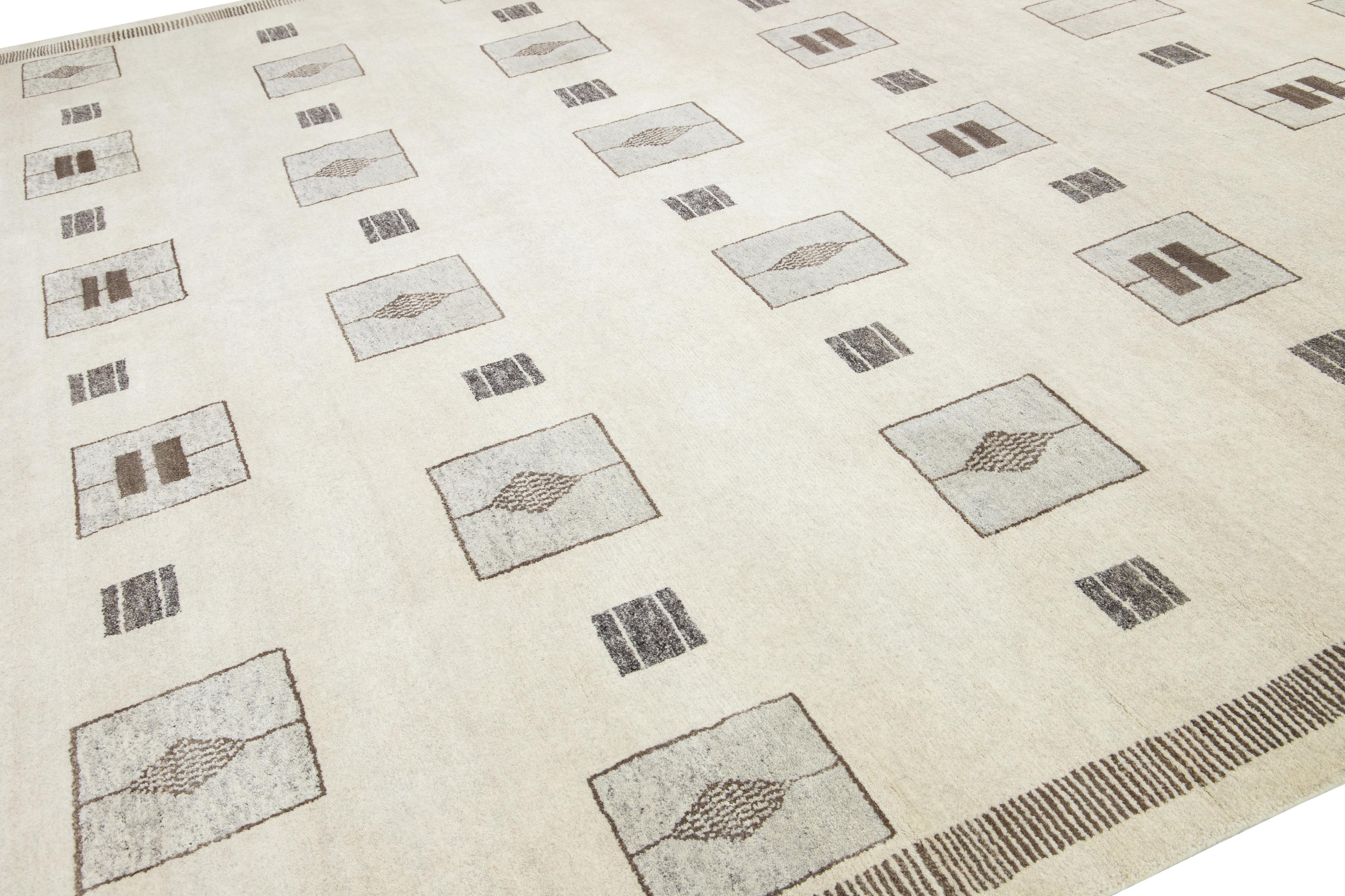 Apadana's Contemporary Moroccan Style Wollteppich Handgefertigt in Beige im Zustand „Neu“ im Angebot in Norwalk, CT