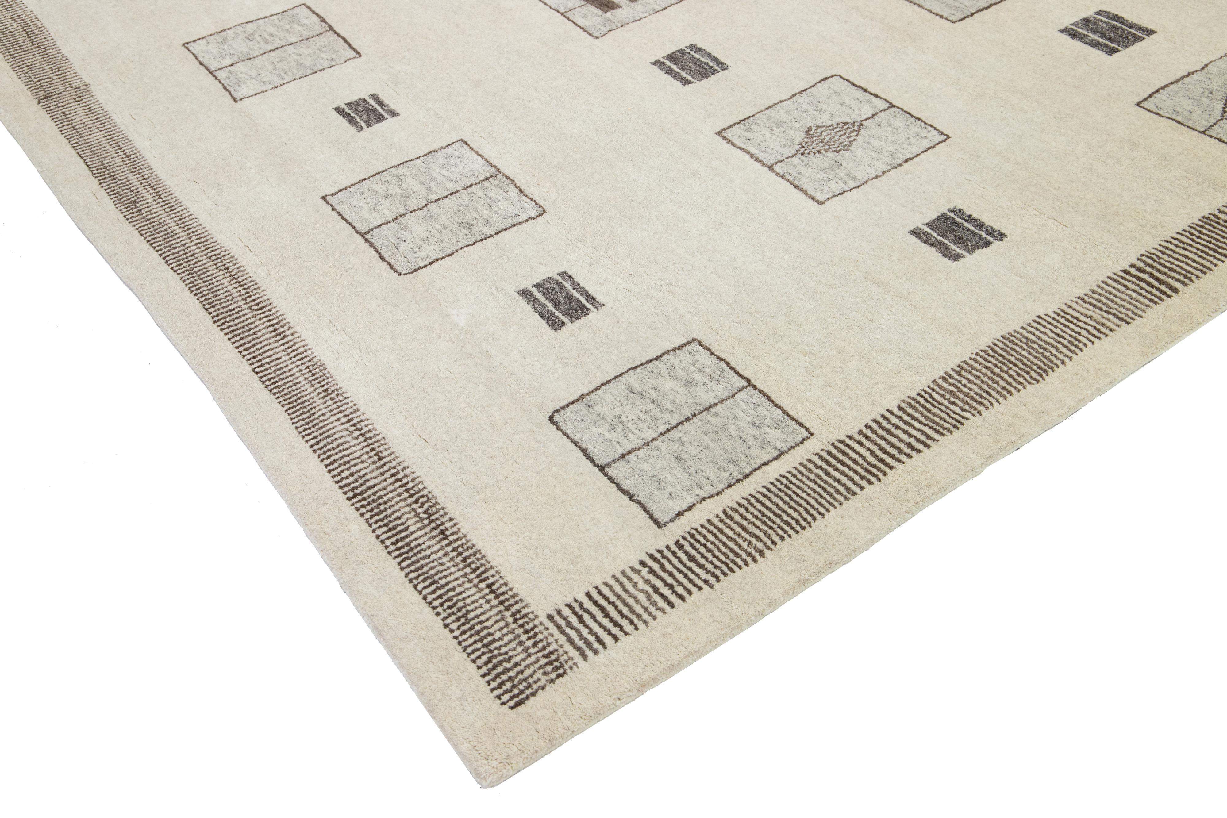 Apadana's Contemporary Moroccan Style Wollteppich Handgefertigt in Beige (21. Jahrhundert und zeitgenössisch) im Angebot