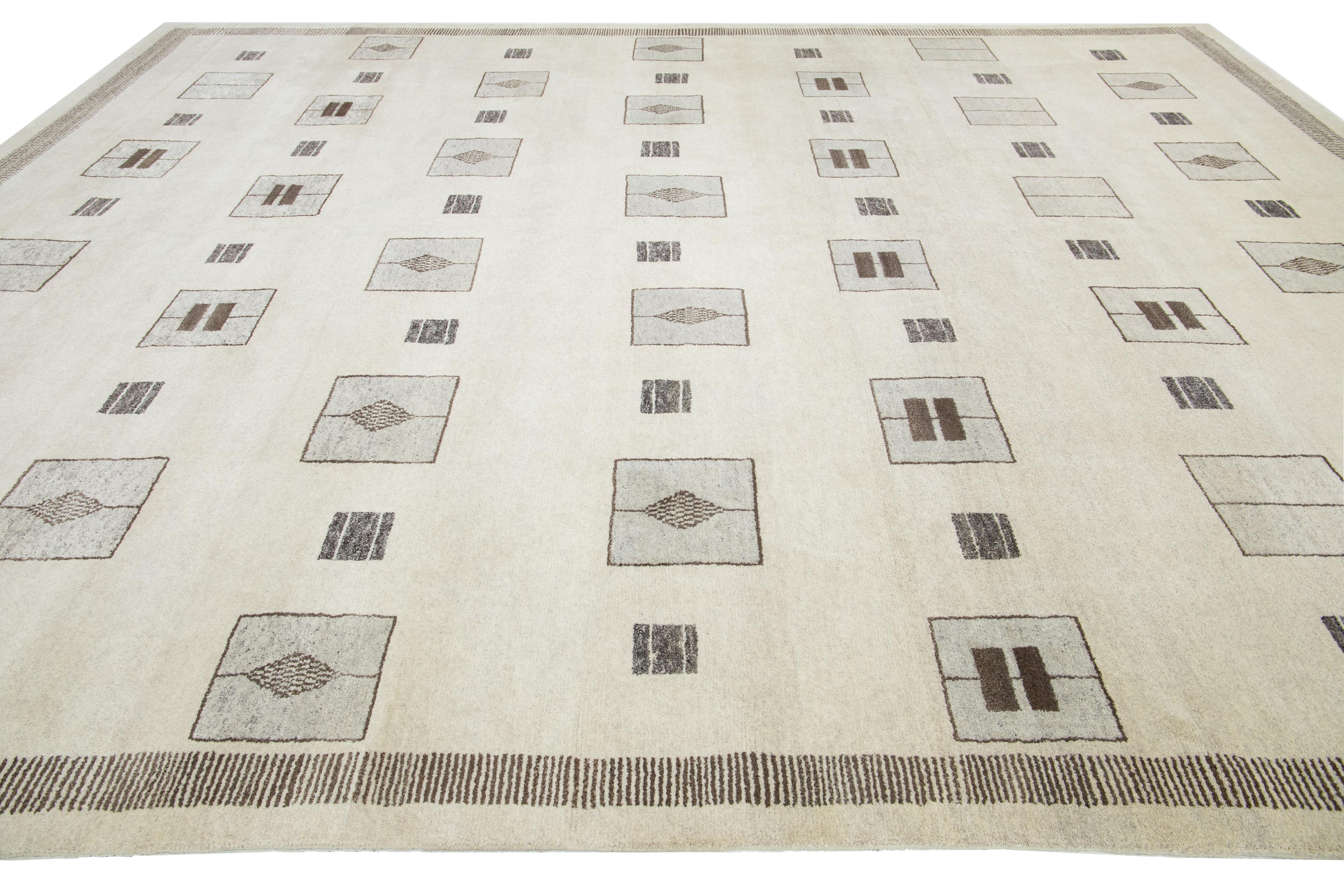 Apadana's Contemporary Moroccan Style Wollteppich Handgefertigt in Beige (Wolle) im Angebot