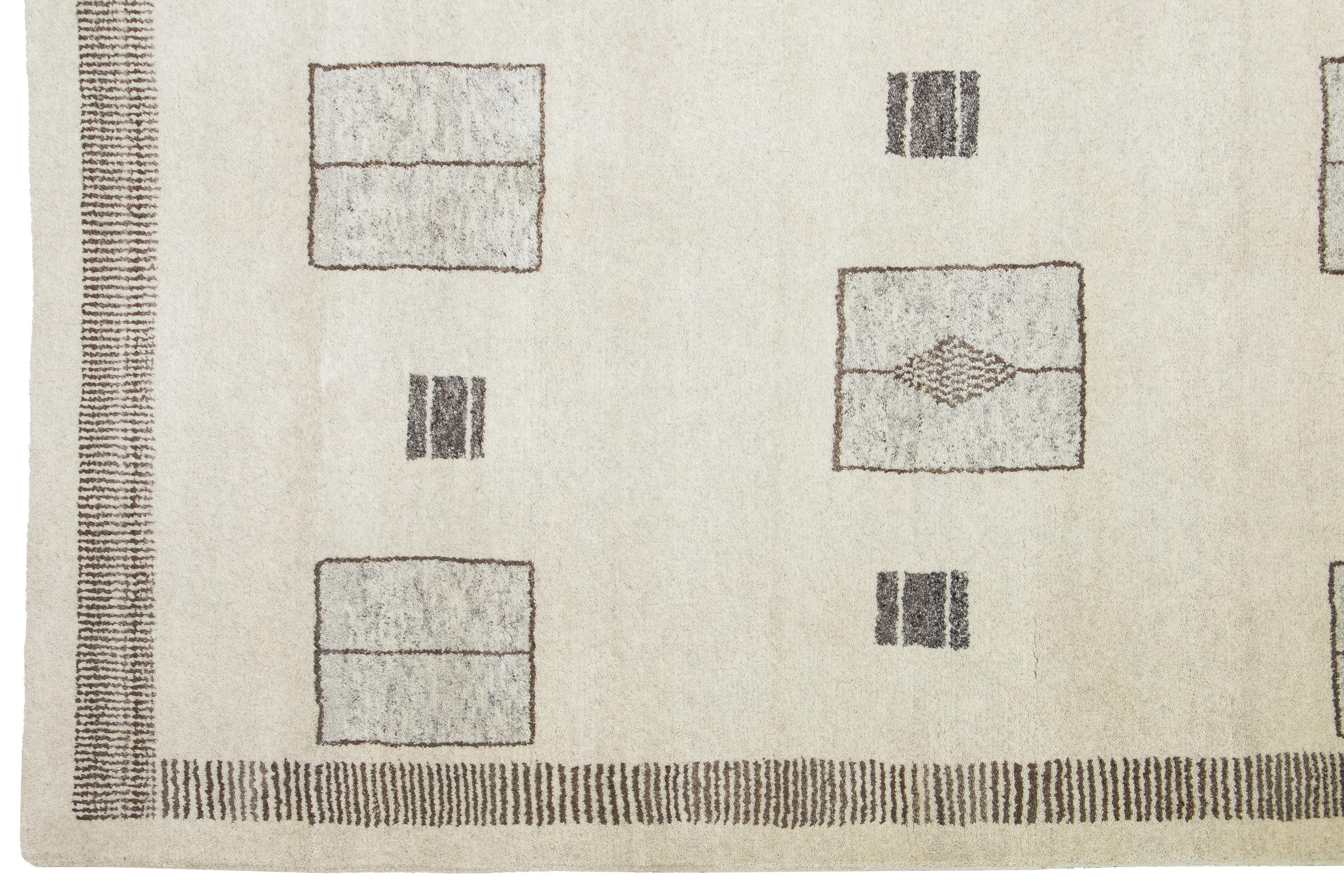 Apadana's Contemporary Moroccan Style Wollteppich Handgefertigt in Beige im Angebot 1