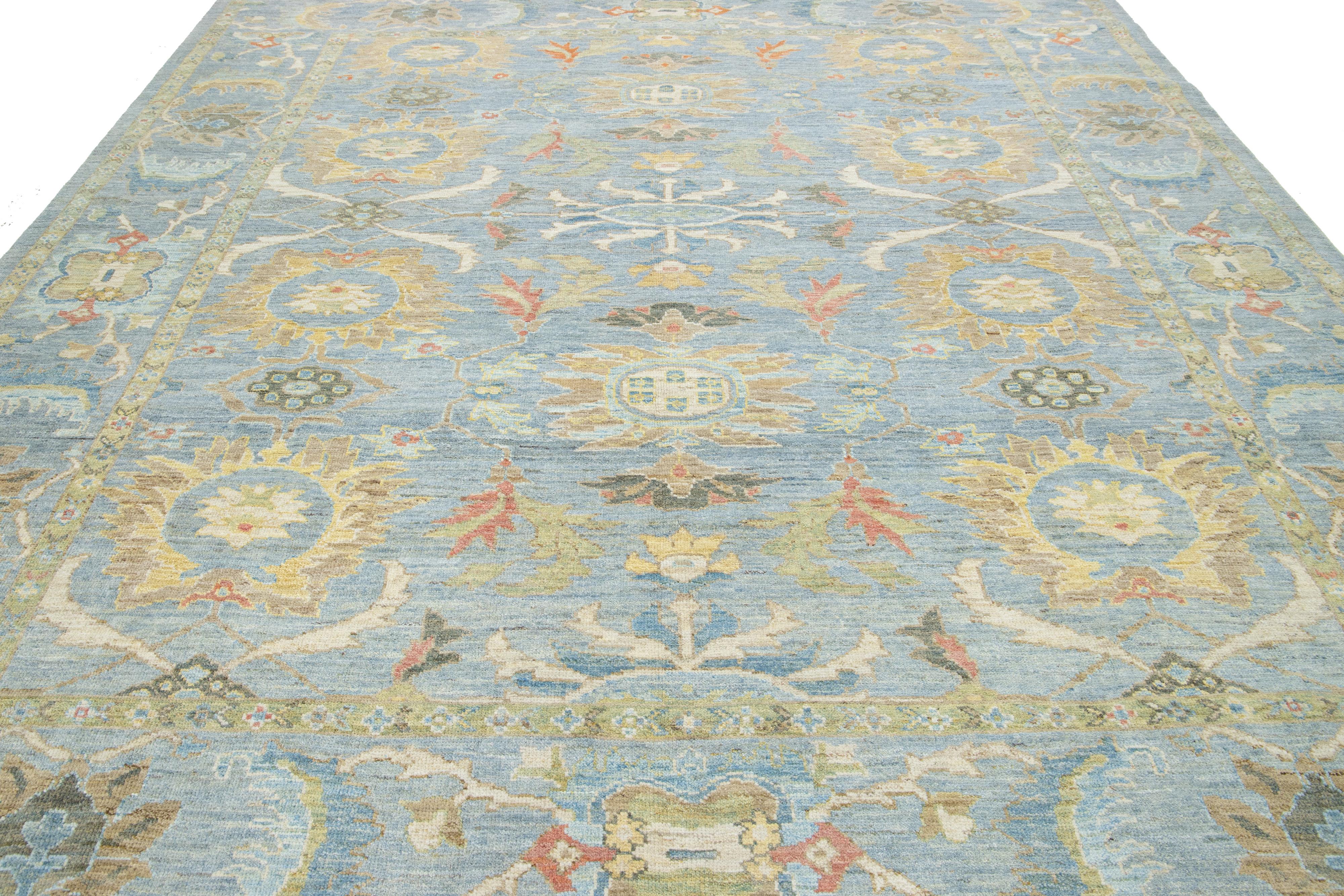 Erleben Sie die Eleganz dieses exquisiten, handgeknüpften Sultanabad-Wollteppichs, der einen ruhigen, hellblauen Hintergrund zeigt, der wunderschön durch lebhafte, mehrfarbige Muster ergänzt wird, die das gesamte Stück ausfüllen. Erhöhen Sie Ihren