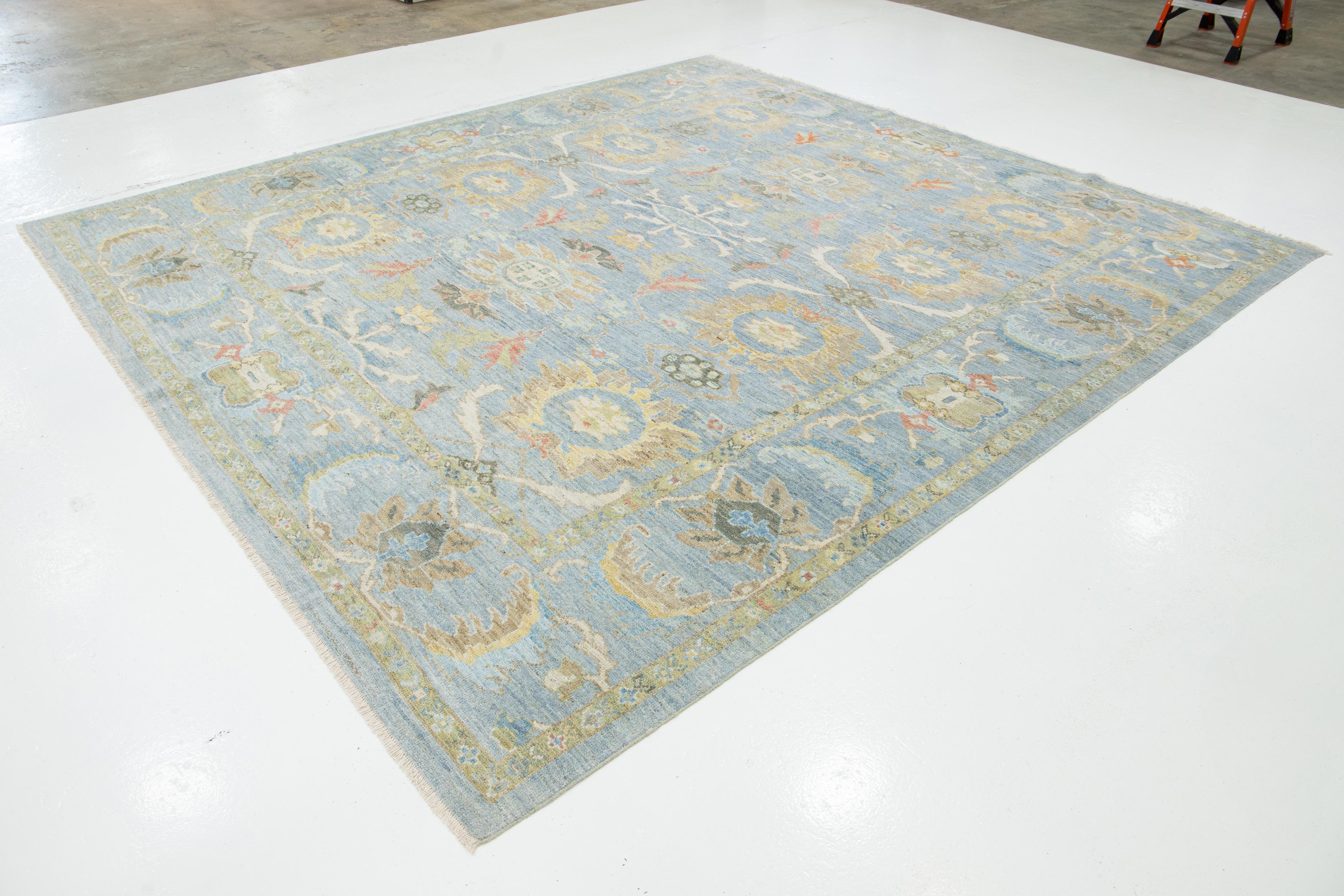 Apadana's  Contemporary Sultanabad Floral Wool Rug In Light Blue (Pakistanisch) im Angebot