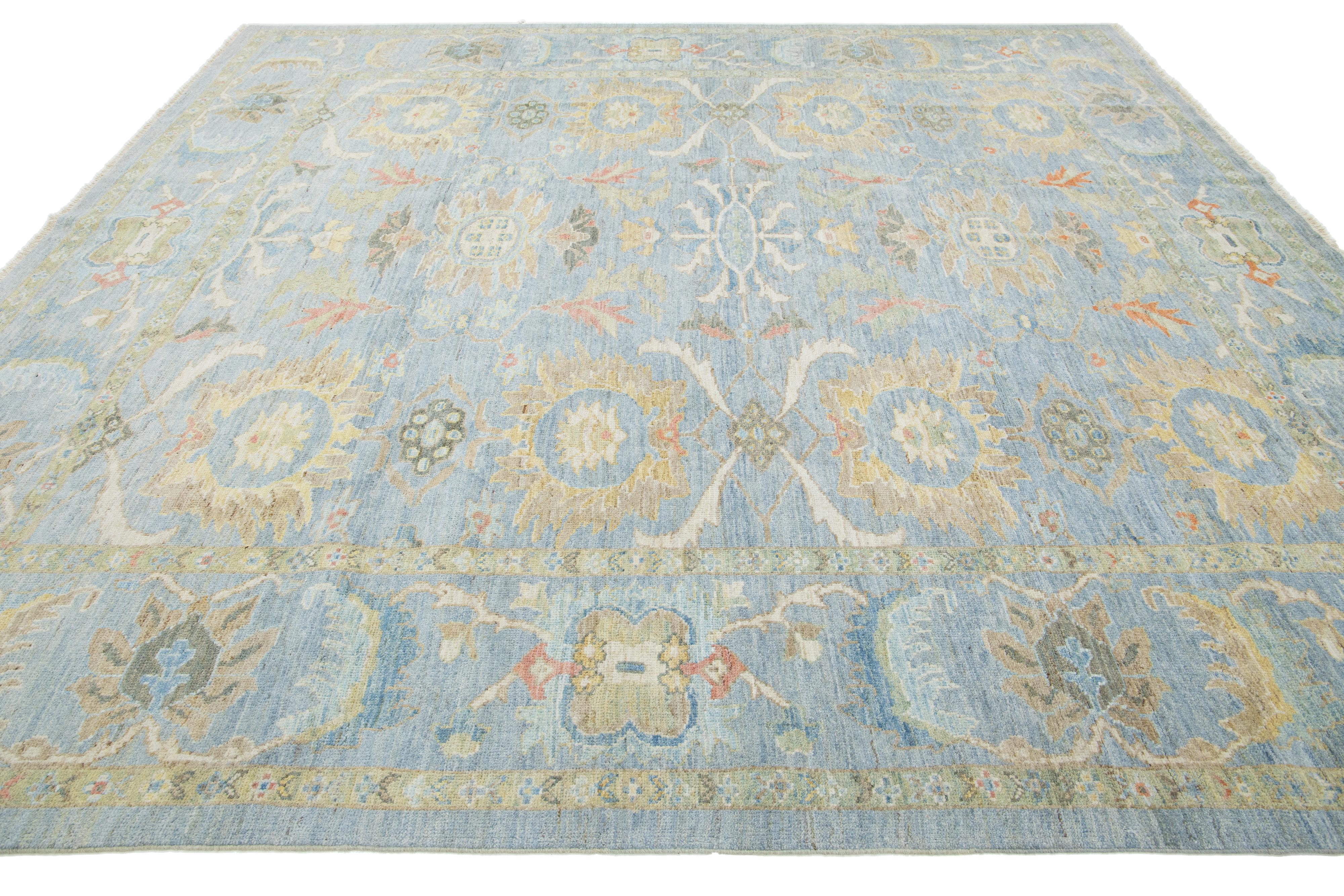Apadana's  Contemporary Sultanabad Floral Wool Rug In Light Blue (21. Jahrhundert und zeitgenössisch) im Angebot