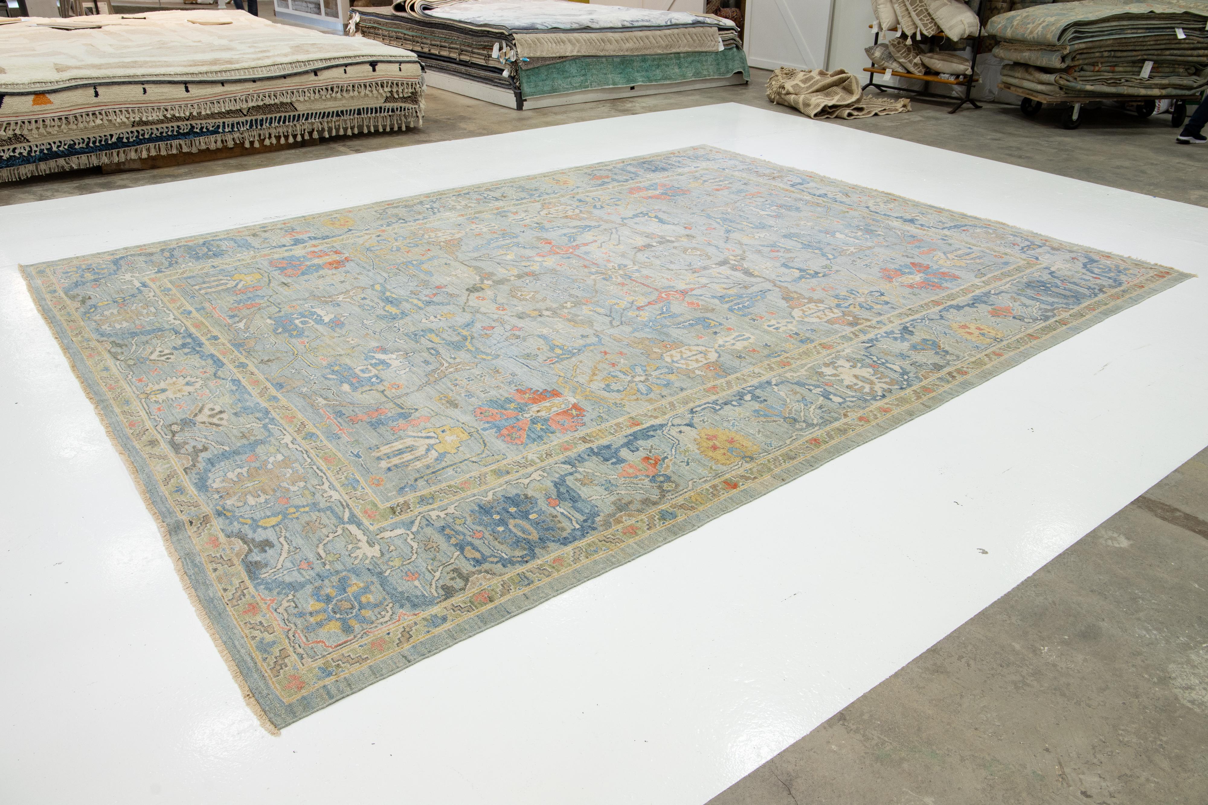 Pakistanais Tapis contemporain en laine Sultanabad d'Apadana, fait à la main en bleu avec motif allover en vente