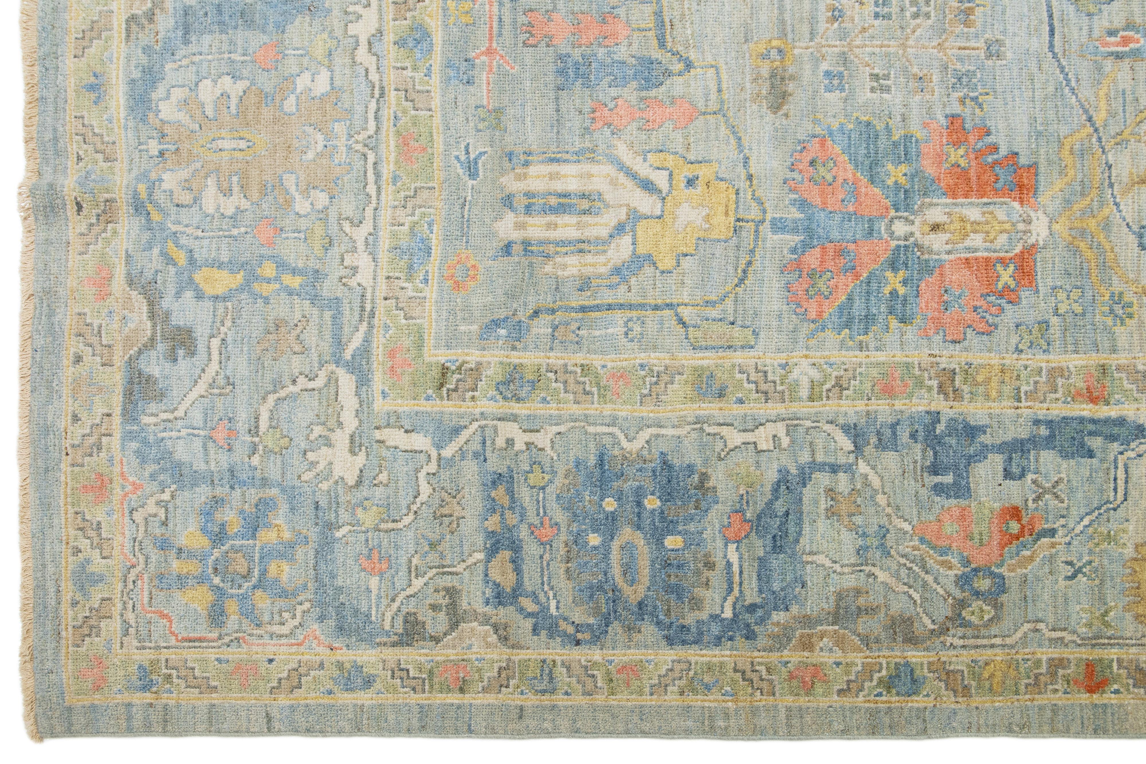 Laine Tapis contemporain en laine Sultanabad d'Apadana, fait à la main en bleu avec motif allover en vente