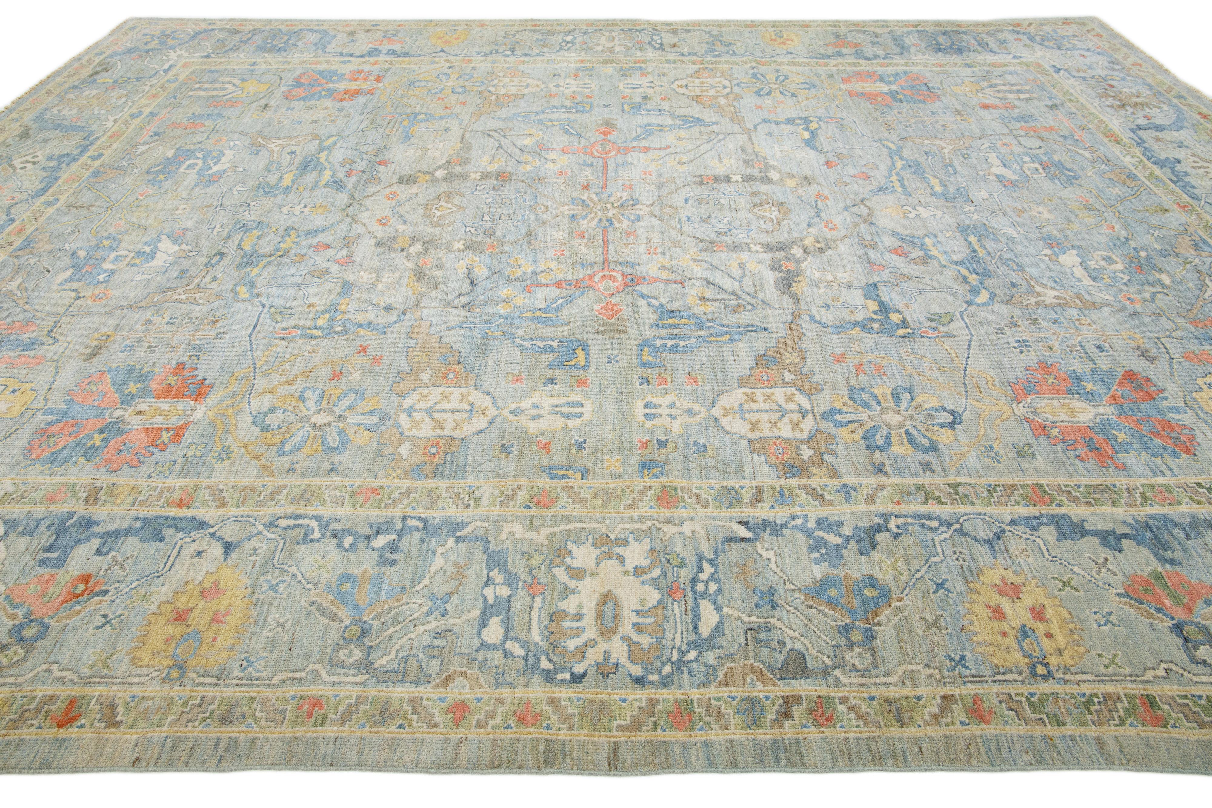 Tapis contemporain en laine Sultanabad d'Apadana, fait à la main en bleu avec motif allover en vente 1