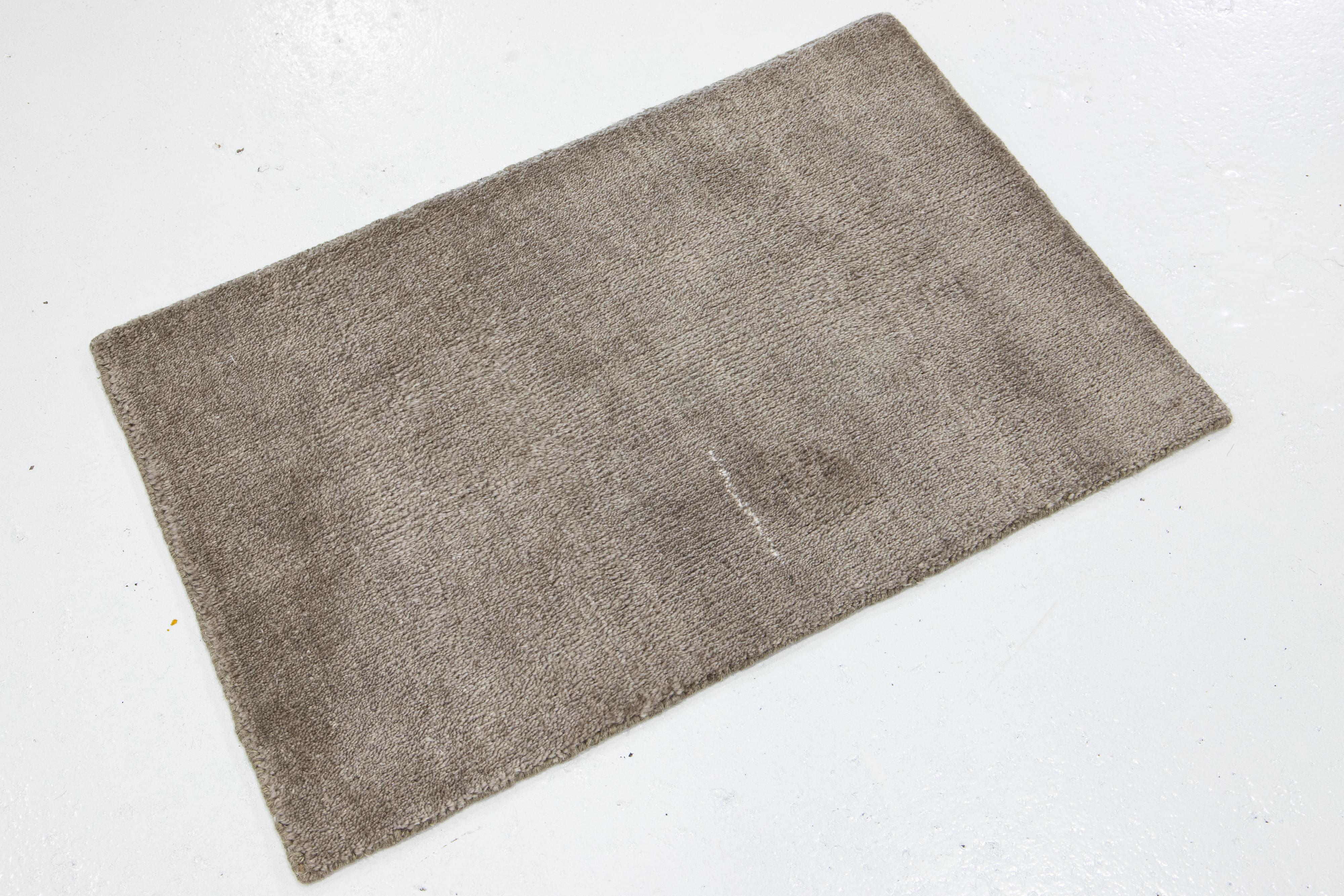 Dieser handgefertigte Kaschmirteppich, der in verschiedenen Farben erhältlich ist, gehört zu unserer Desert Collection'S. Wir verwenden handgeknüpfte Techniken für höchste Qualität und Langlebigkeit. 
Die geschätzte Vorlaufzeit für den Zoll beträgt