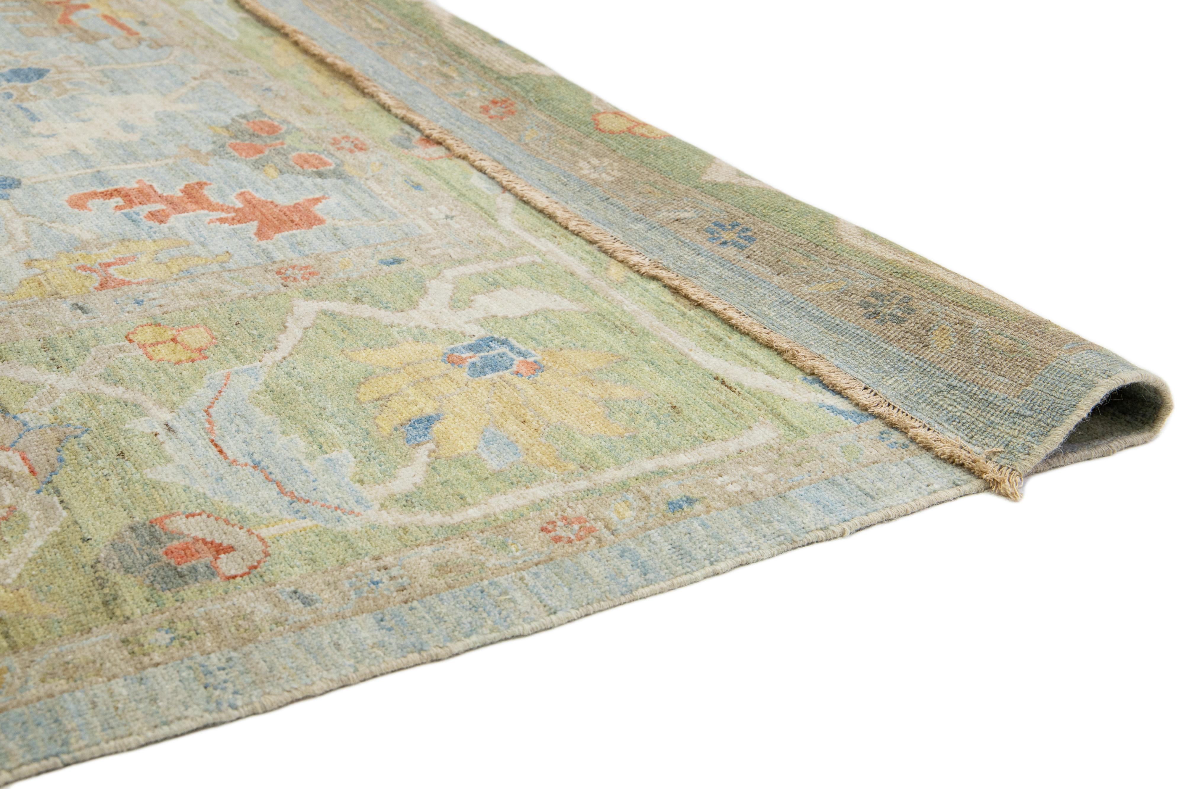 Apadana's Designed Sultanabad Moderner Wollteppich Handgefertigt in Blau und Grün (Pakistanisch) im Angebot