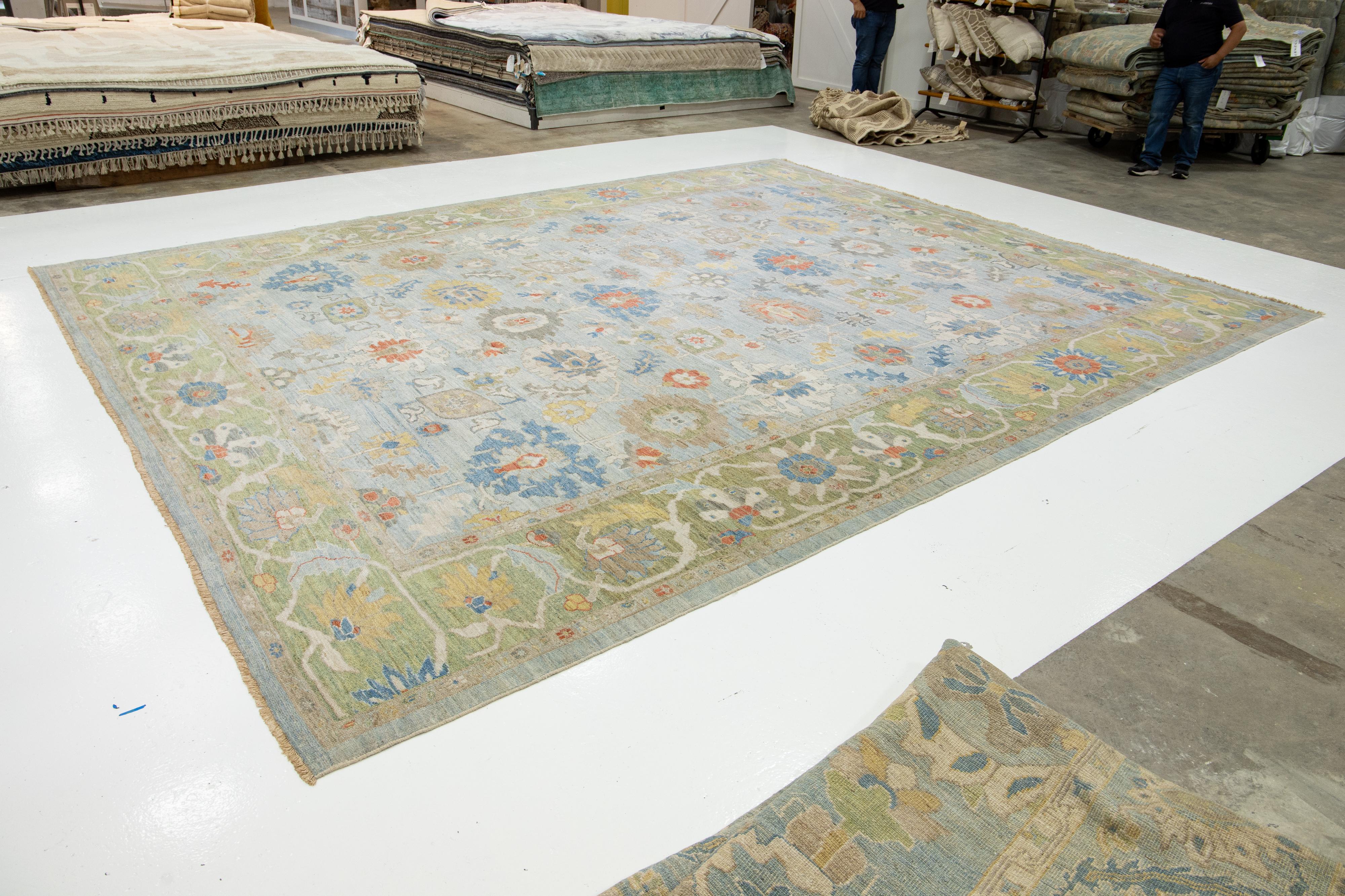 Apadana's Designed Sultanabad Moderner Wollteppich Handgefertigt in Blau und Grün (Handgeknüpft) im Angebot