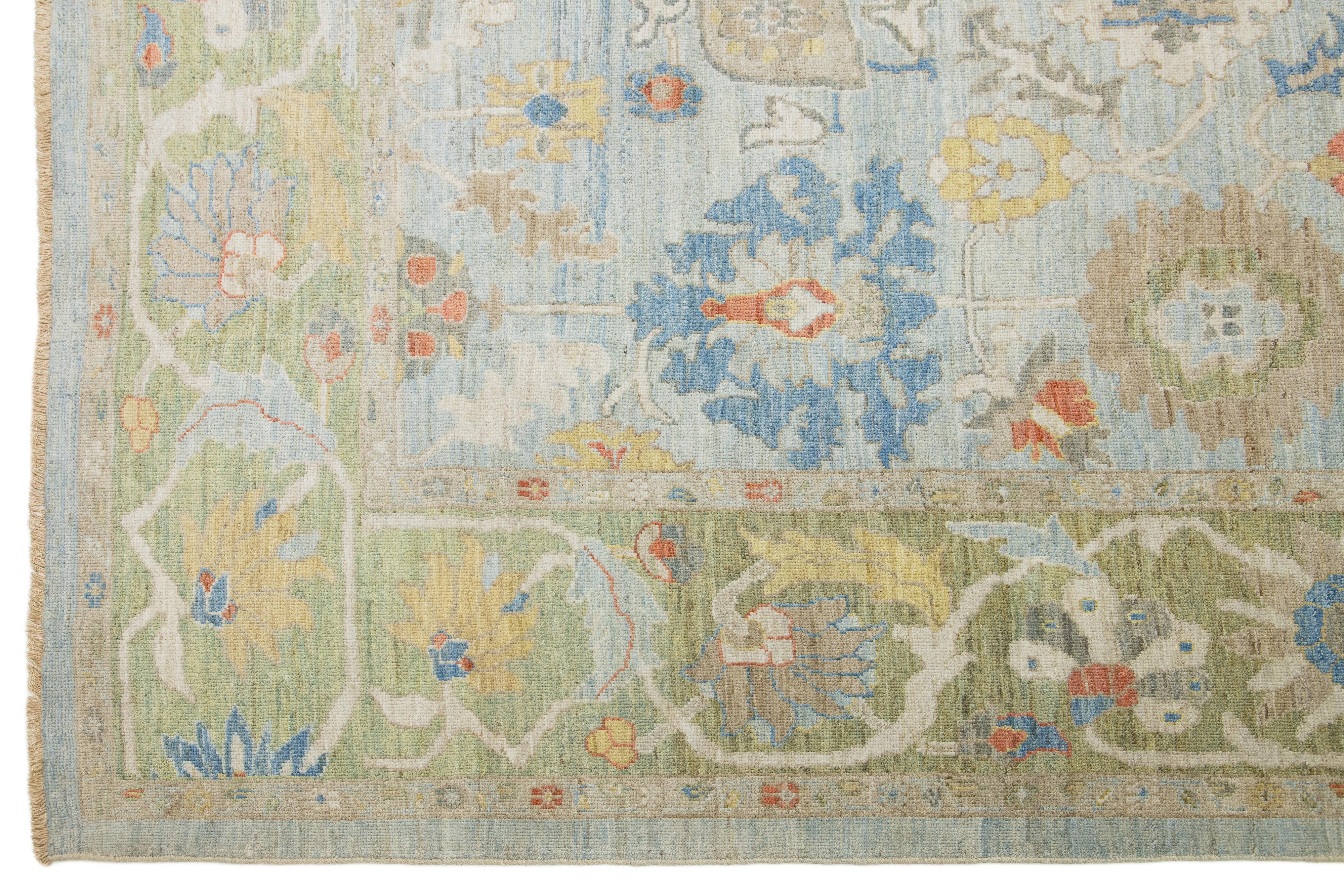 Apadana's Designed Sultanabad Moderner Wollteppich Handgefertigt in Blau und Grün (Wolle) im Angebot