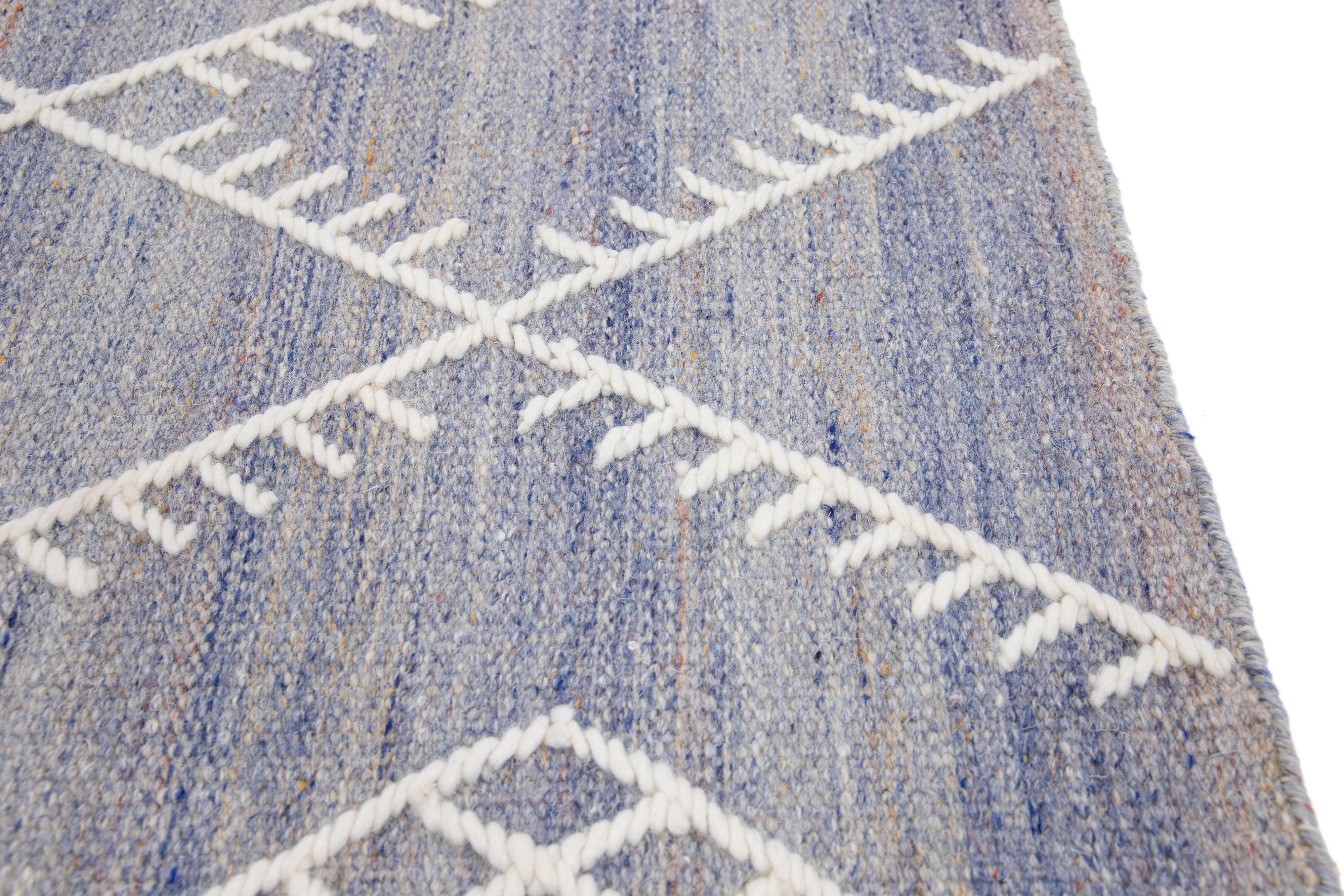 Indiano Rug & Kilim blu personalizzato in lana a trama piatta di Apadana in vendita