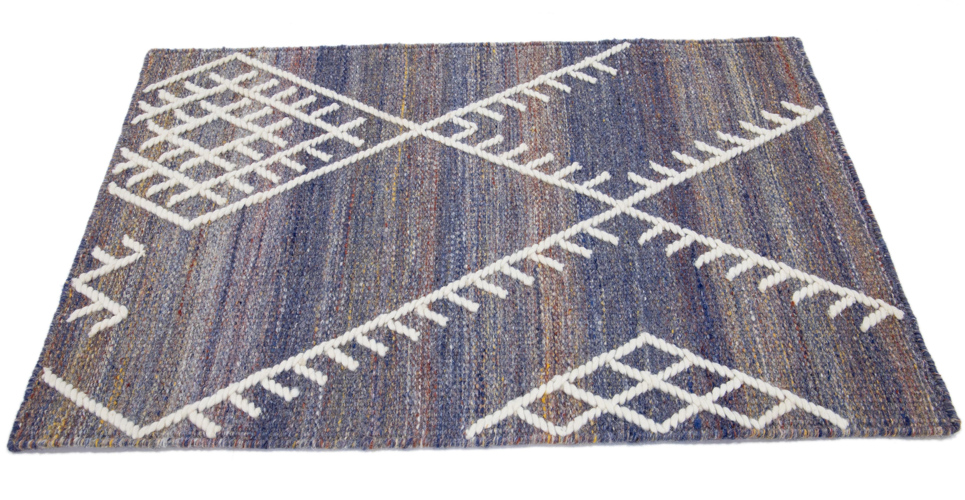Apadana's Nantucket Collection Wollteppich nach Maß. Kundenspezifische Größen und Farben auf Bestellung. 

Material: Wolle 
Techniken: Flachgewebe
Stil: Geometrisch-Küstenländisch
Vorlaufzeit: Ca. 15-16 Wochen verfügbar 
Farben: Wie