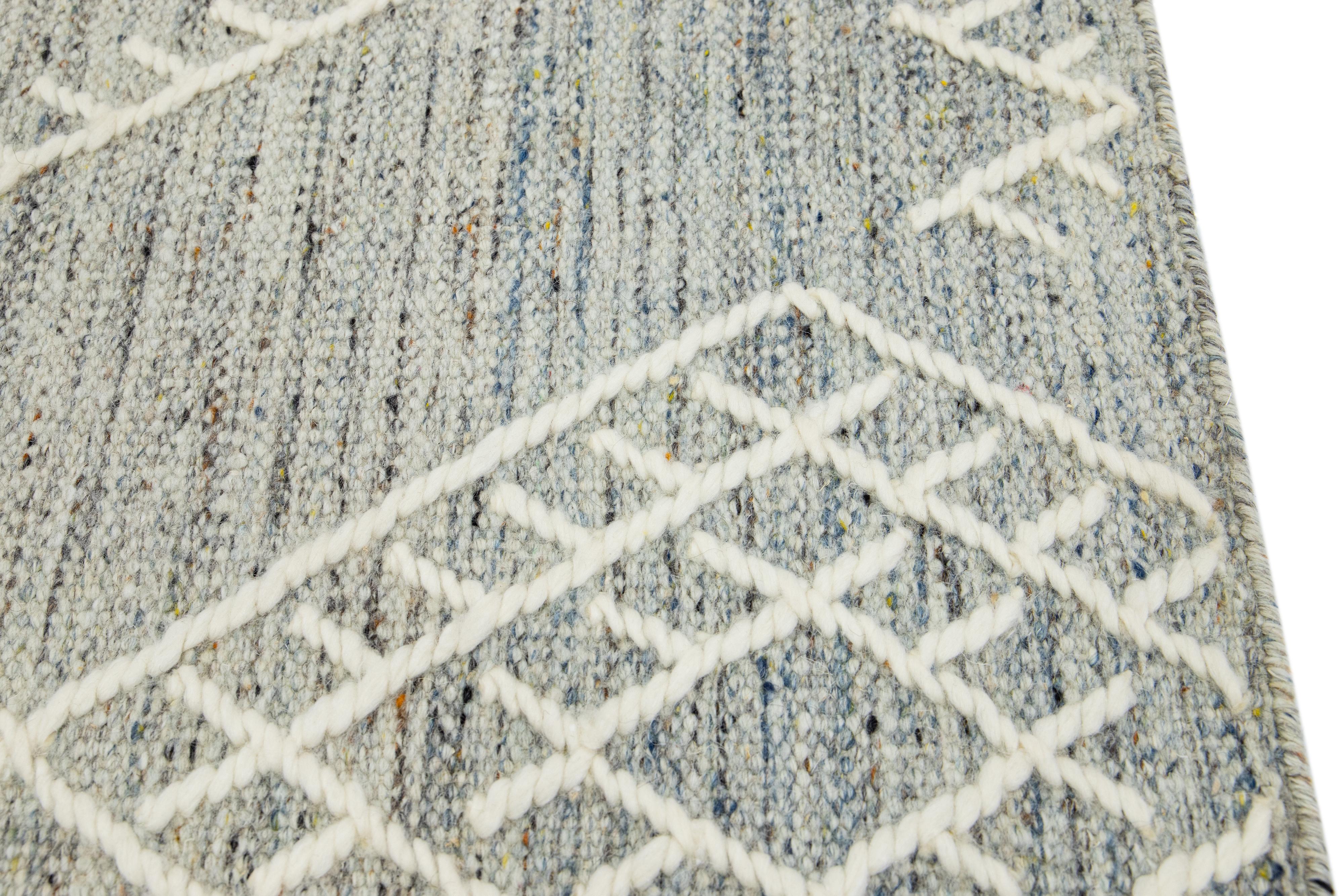  Apadana's Flatweave-Kelim-Teppich aus grauer Wolle (Indisch) im Angebot