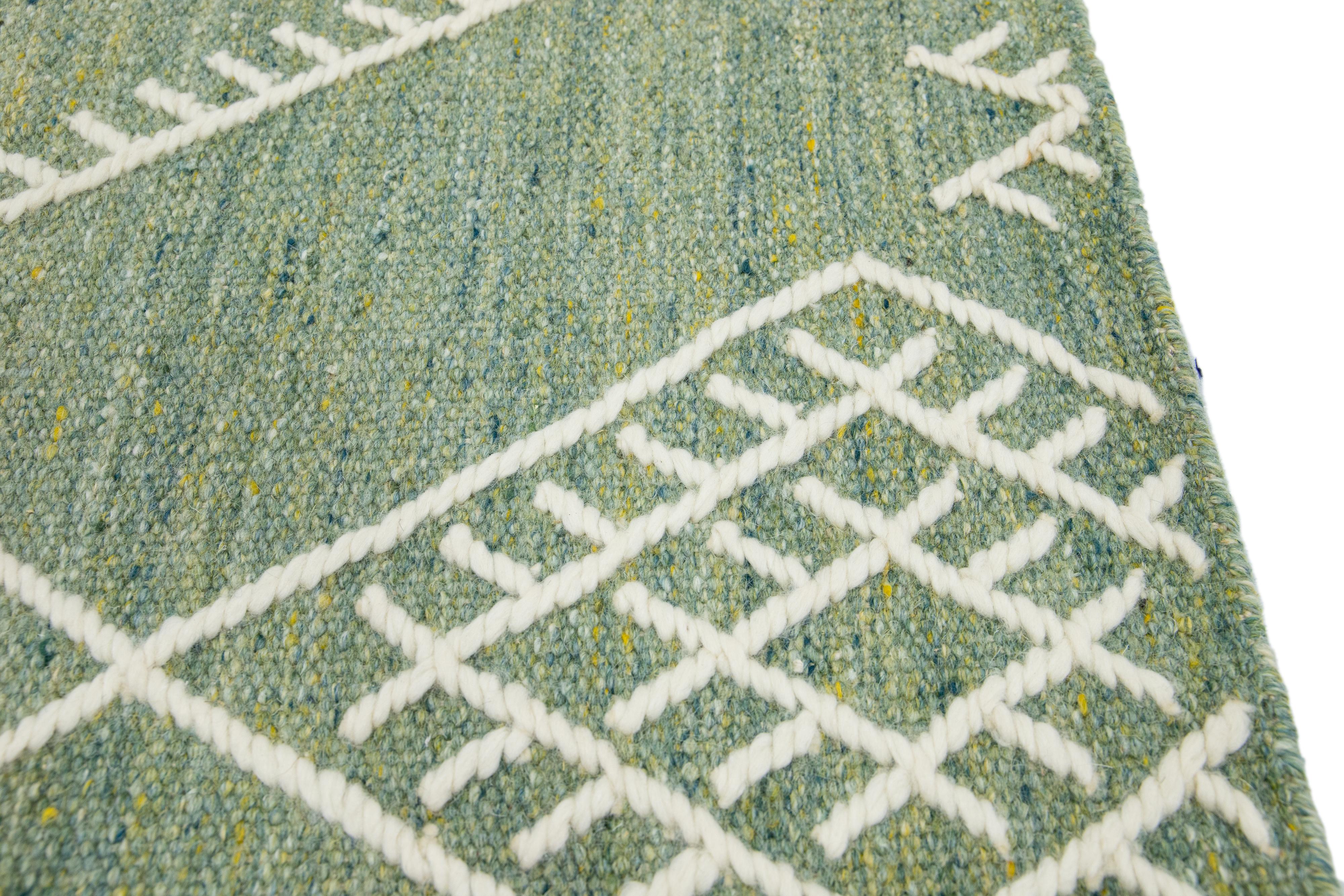 Apadana's Flachgewebter Kelim-Teppich aus grüner Wolle (Indisch) im Angebot