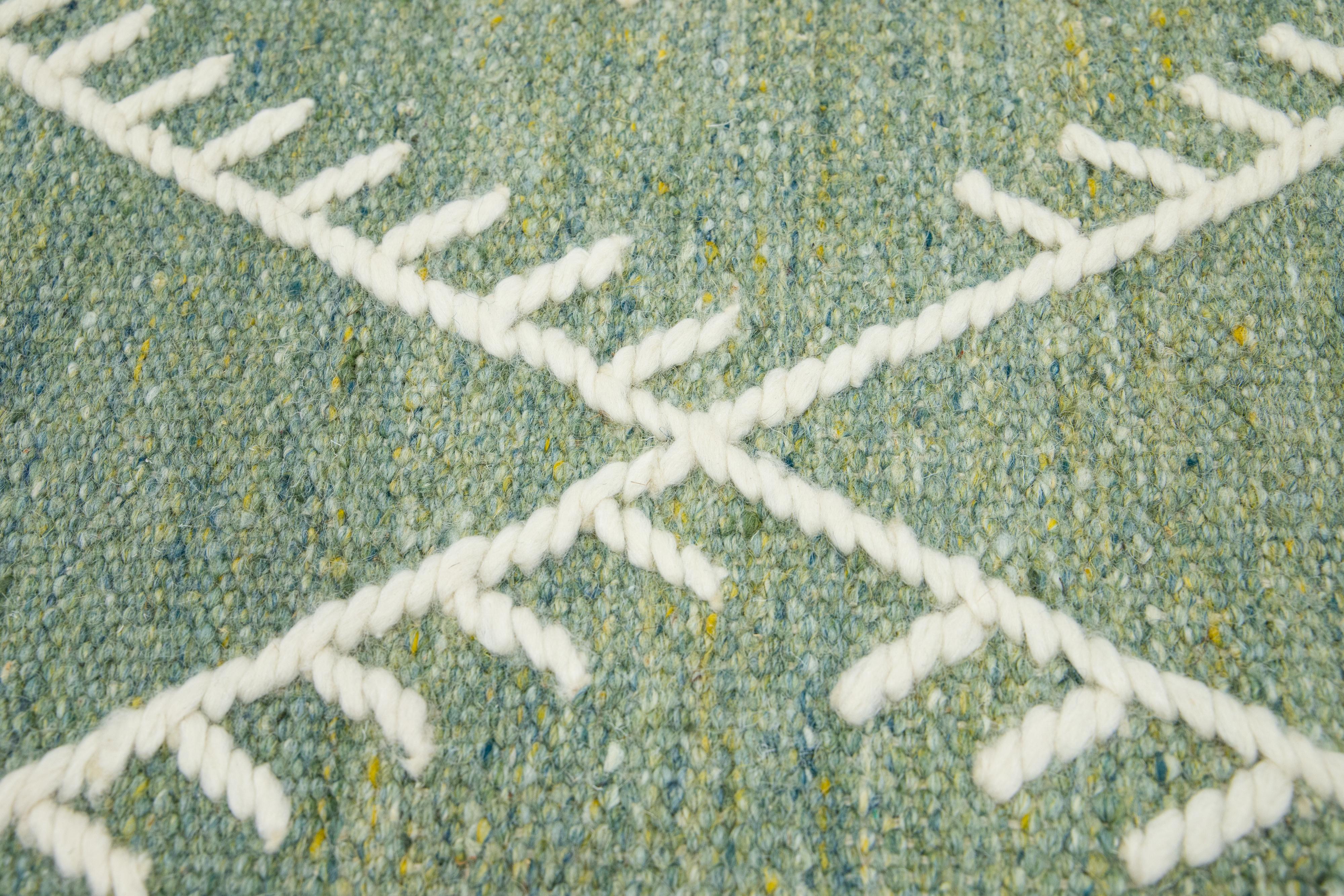 Apadana's Flachgewebter Kelim-Teppich aus grüner Wolle im Zustand „Neu“ im Angebot in Norwalk, CT