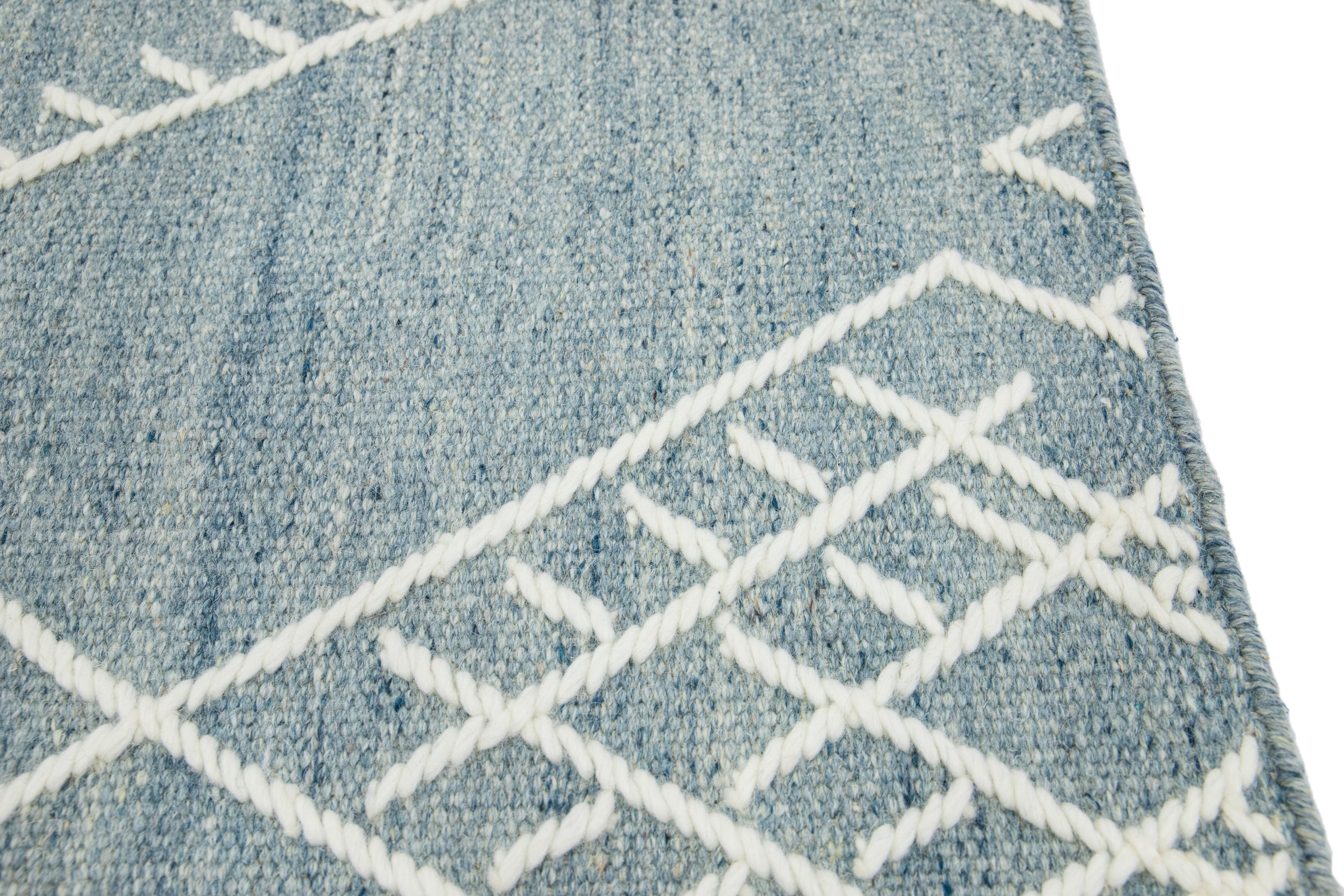 Apadana Flatweave-Kelim-Teppich aus hellblauer Wolle, maßgefertigt (Indisch) im Angebot