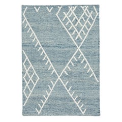 Tappeto Apadana a trama piatta Rug & Kilim personalizzato in lana blu chiaro