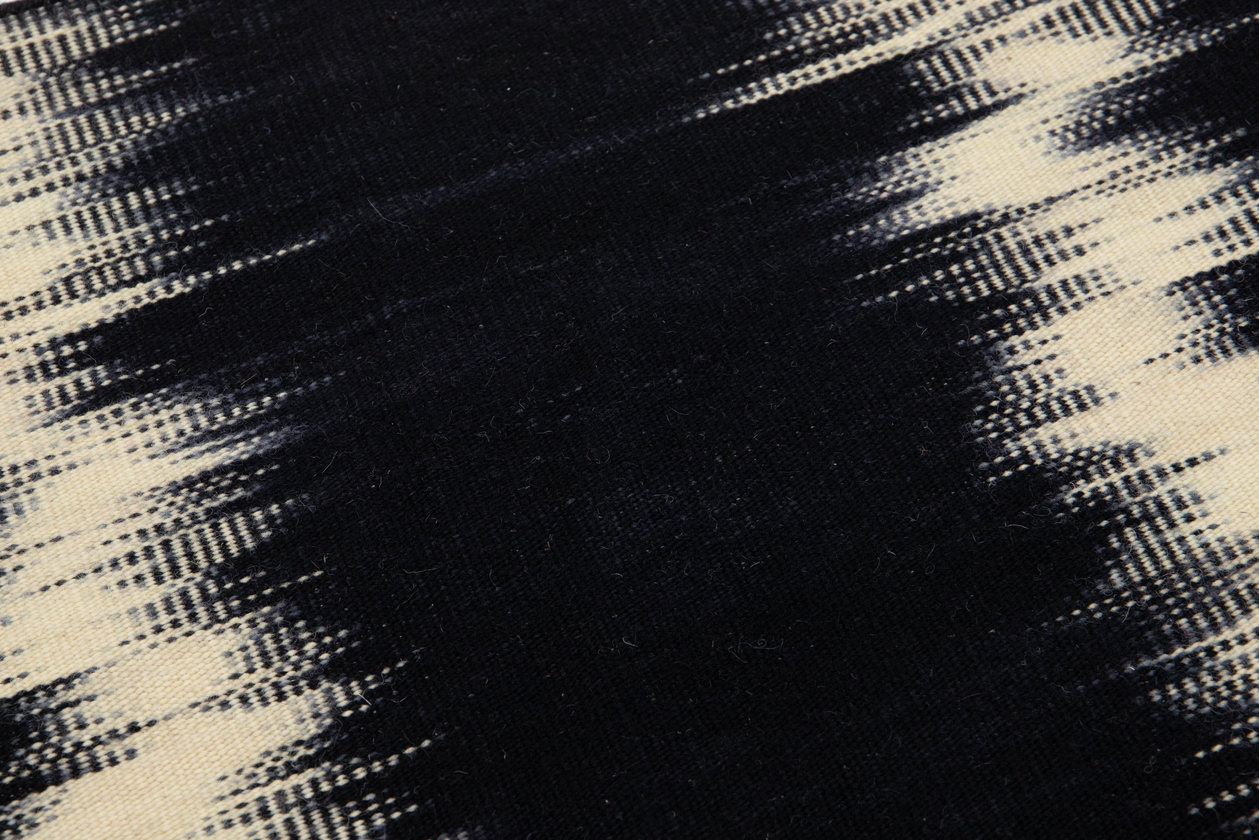 Personalizza il Tappeto Moderno Rug & Kilim a trama piatta personalizzato in lana della Nuova Zelanda per adattarlo al tuo spazio. Tessuto a mano in India per una qualità e una durata eccezionali.

Materiale: Lana 
Tecniche: Intreccio piatto
Stile: