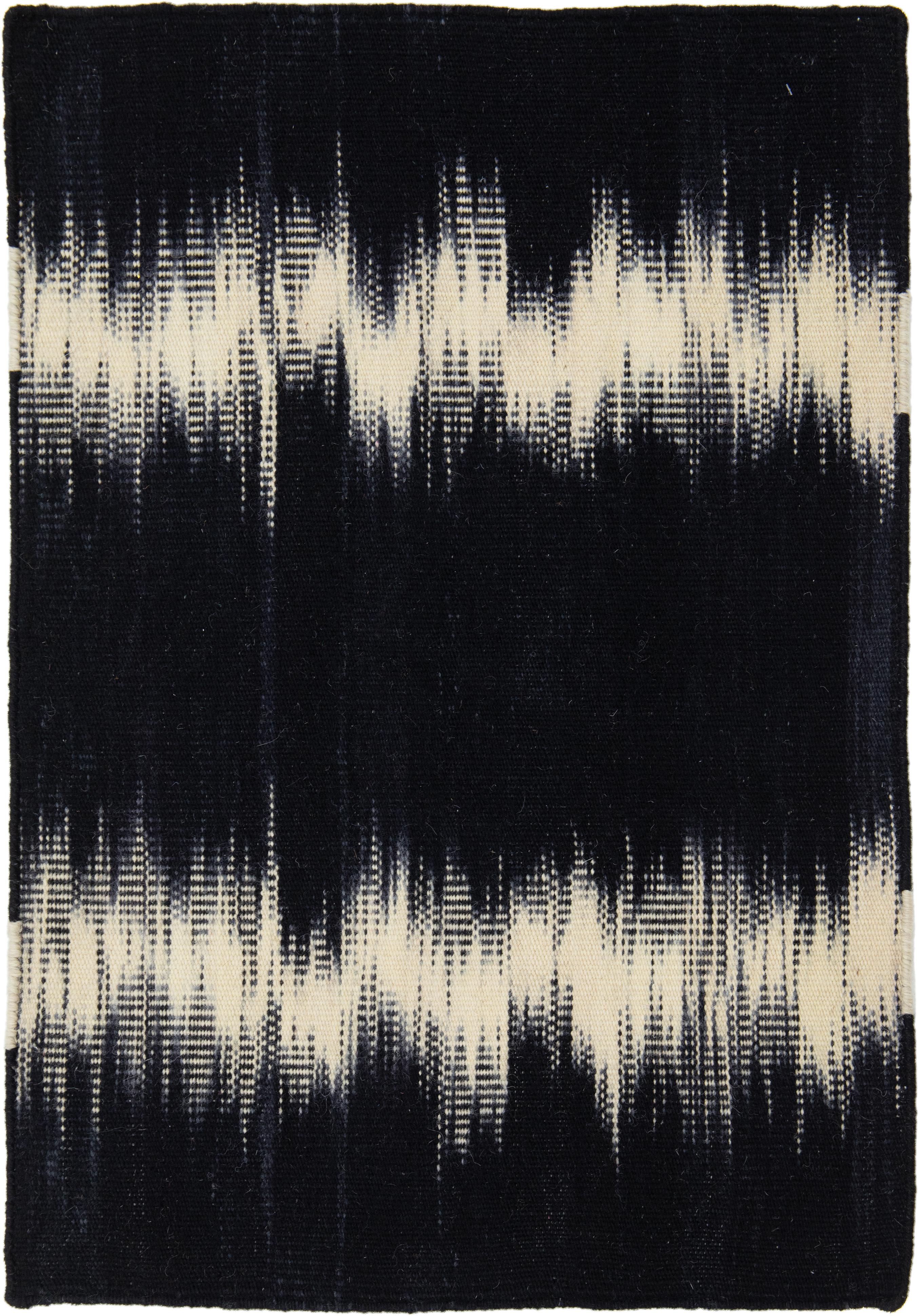 Indiano Rug & Kilim personalizzato in lana neozelandese a trama piatta di Apadana in nero in vendita