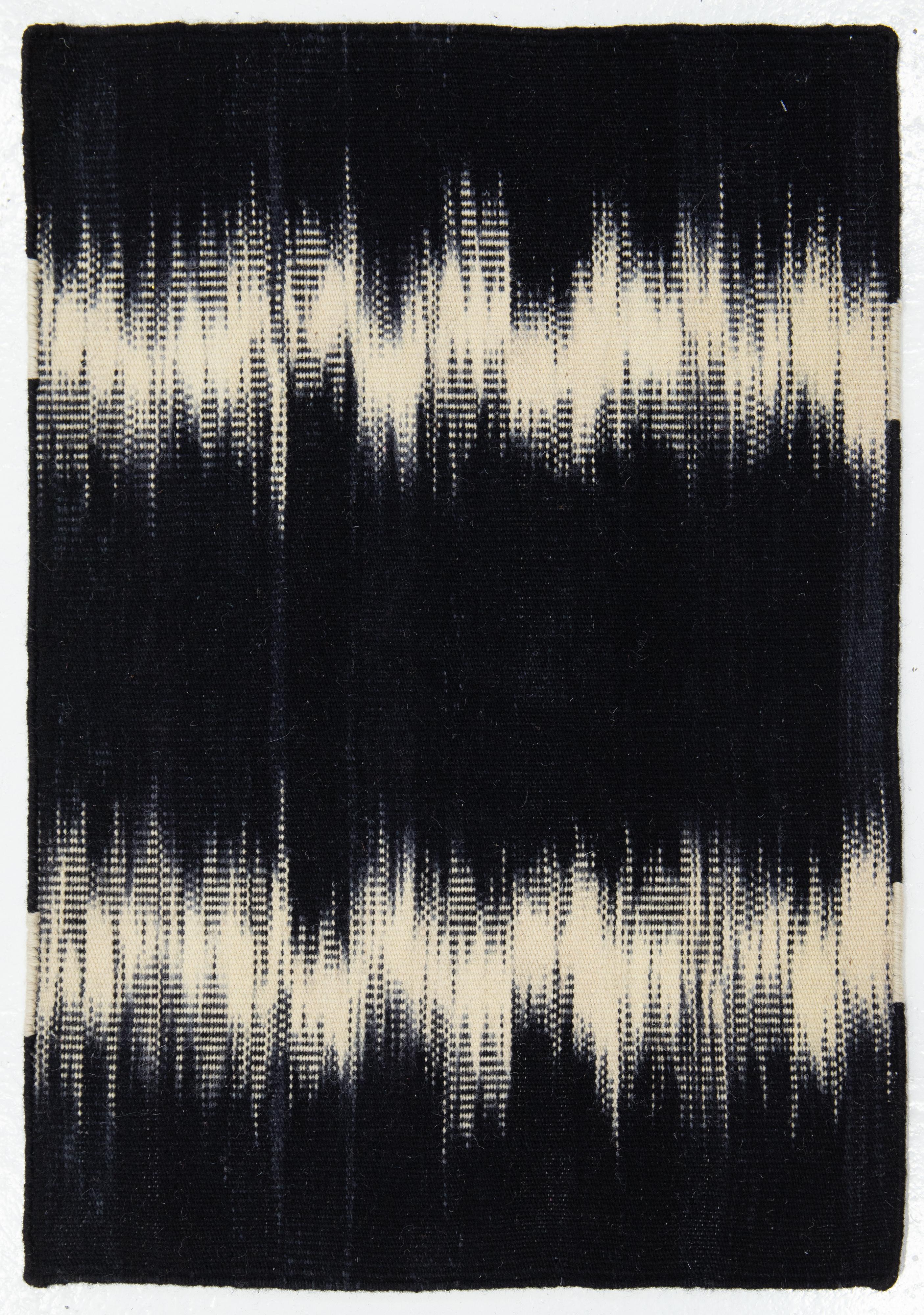 Tessuto a mano Rug & Kilim personalizzato in lana neozelandese a trama piatta di Apadana in nero in vendita
