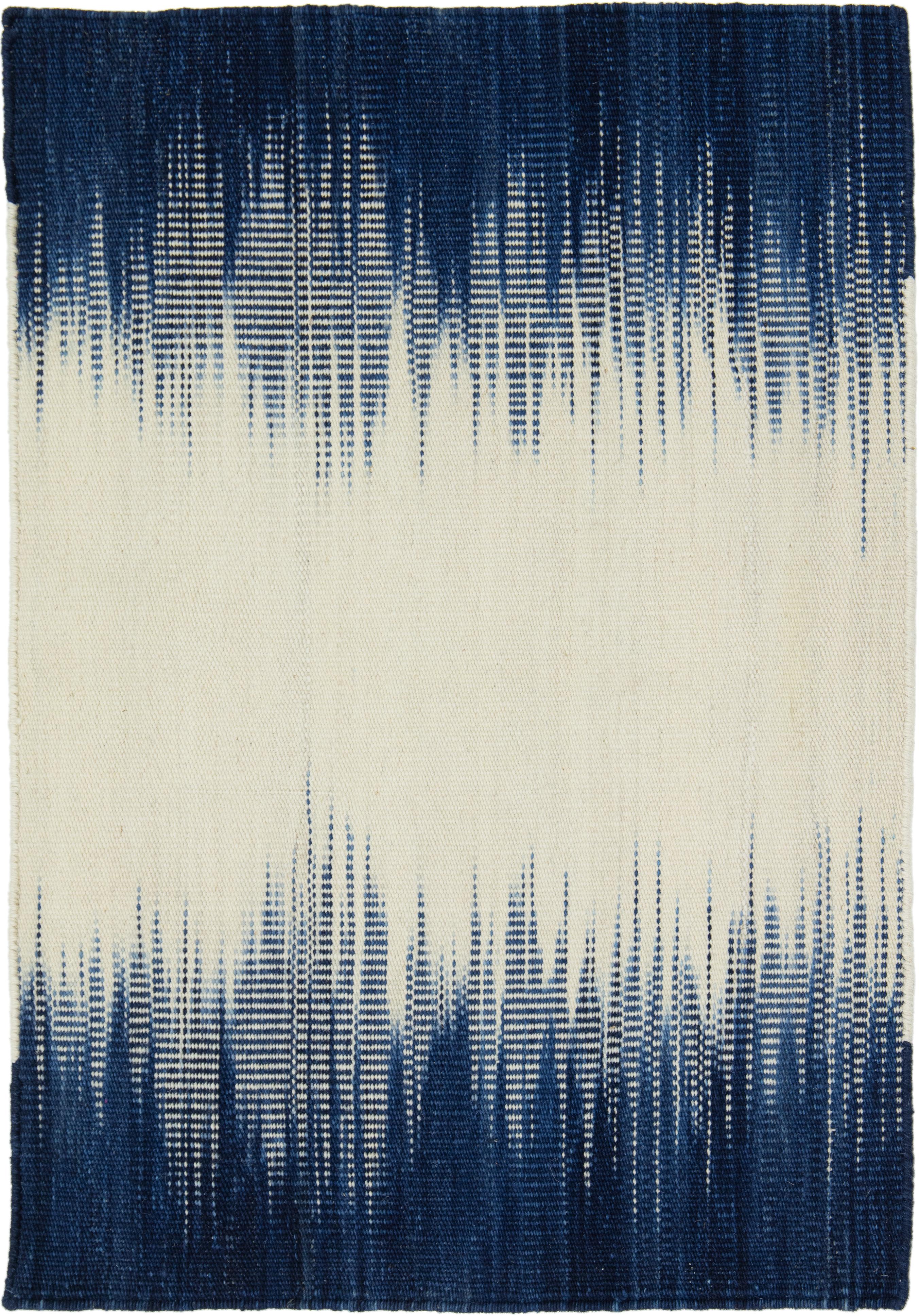 Apadana's Flachgewebter Kelim-Teppich aus neuseeländischer Wolle in Blau und Beige, maßgefertigt (Indisch) im Angebot
