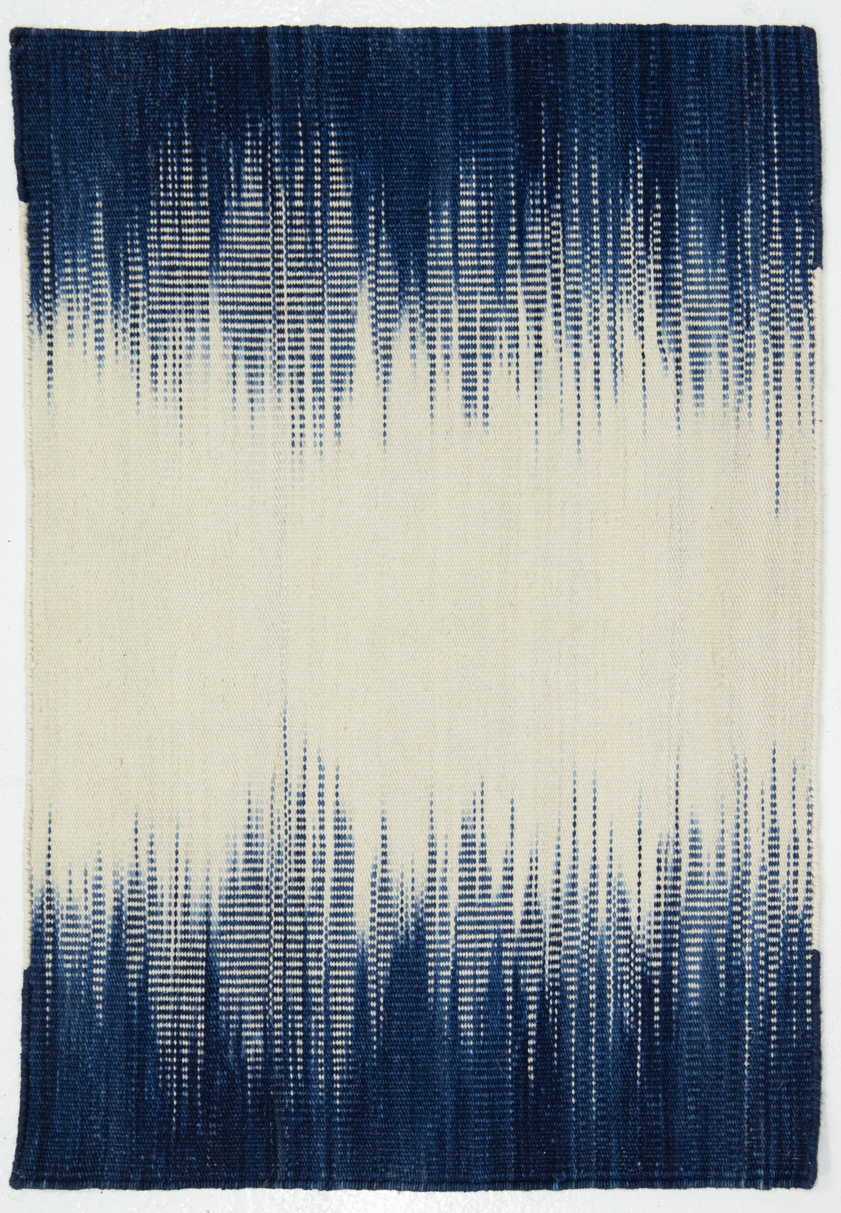 Apadana's Flachgewebter Kelim-Teppich aus neuseeländischer Wolle in Blau und Beige, maßgefertigt (Handgewebt) im Angebot