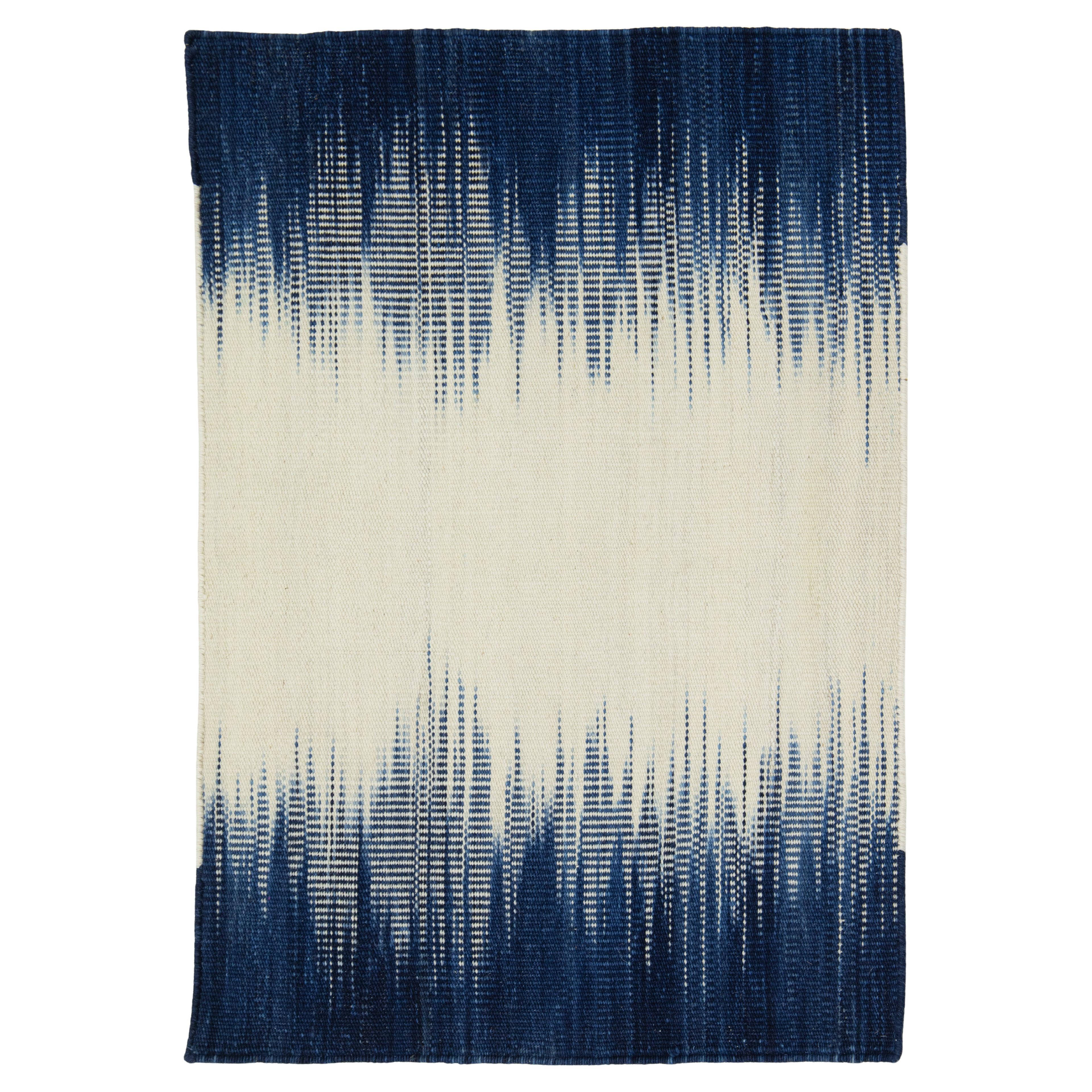 Rug &New di Apadana a trama piatta in lana neozelandese personalizzata Rug & Kilim in blu e beige
