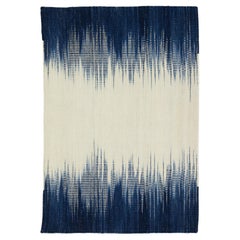 Apadana's Flachgewebter Kelim-Teppich aus neuseeländischer Wolle in Blau und Beige, maßgefertigt