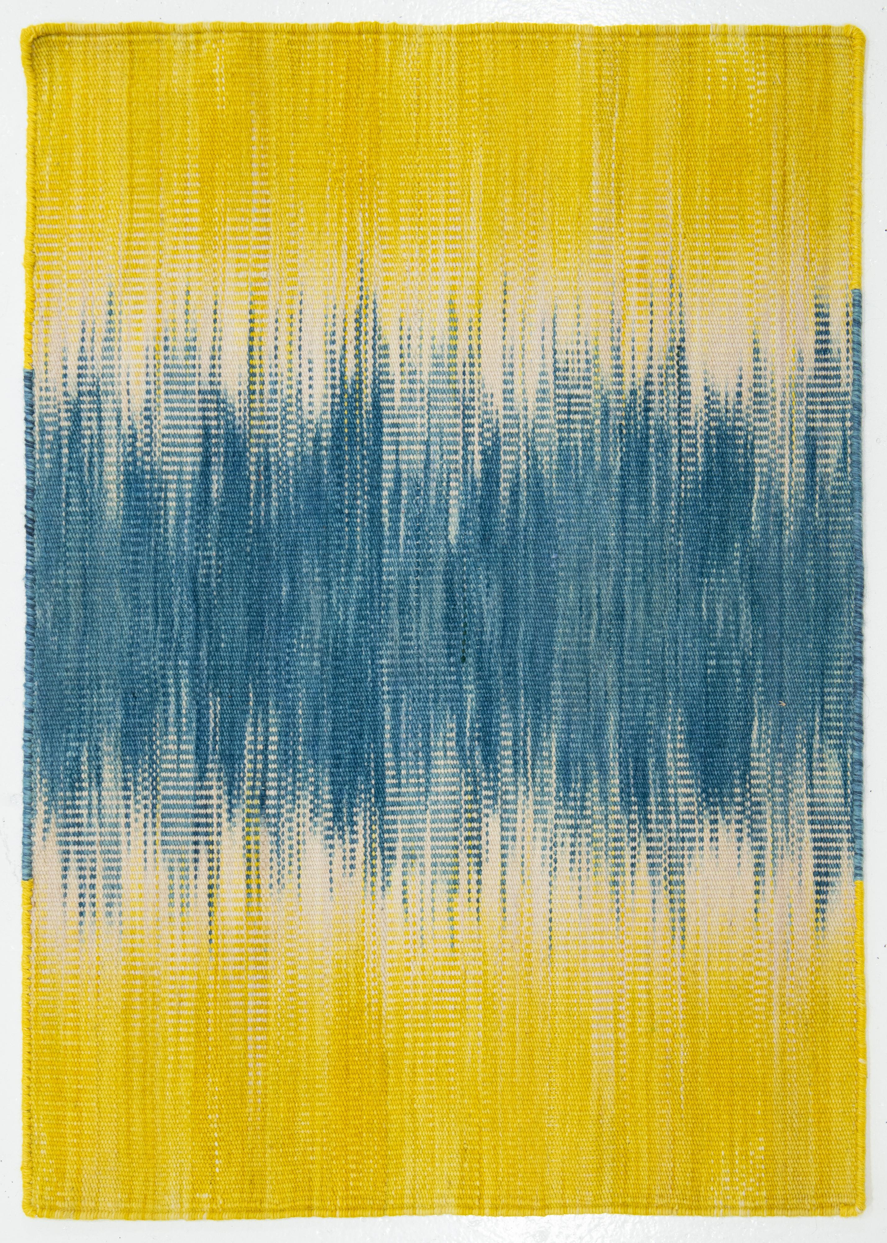 Apadana's Flatweave Kilim Custom Neuseeland Wolle Teppich In Blau und Gelb (Indisch) im Angebot