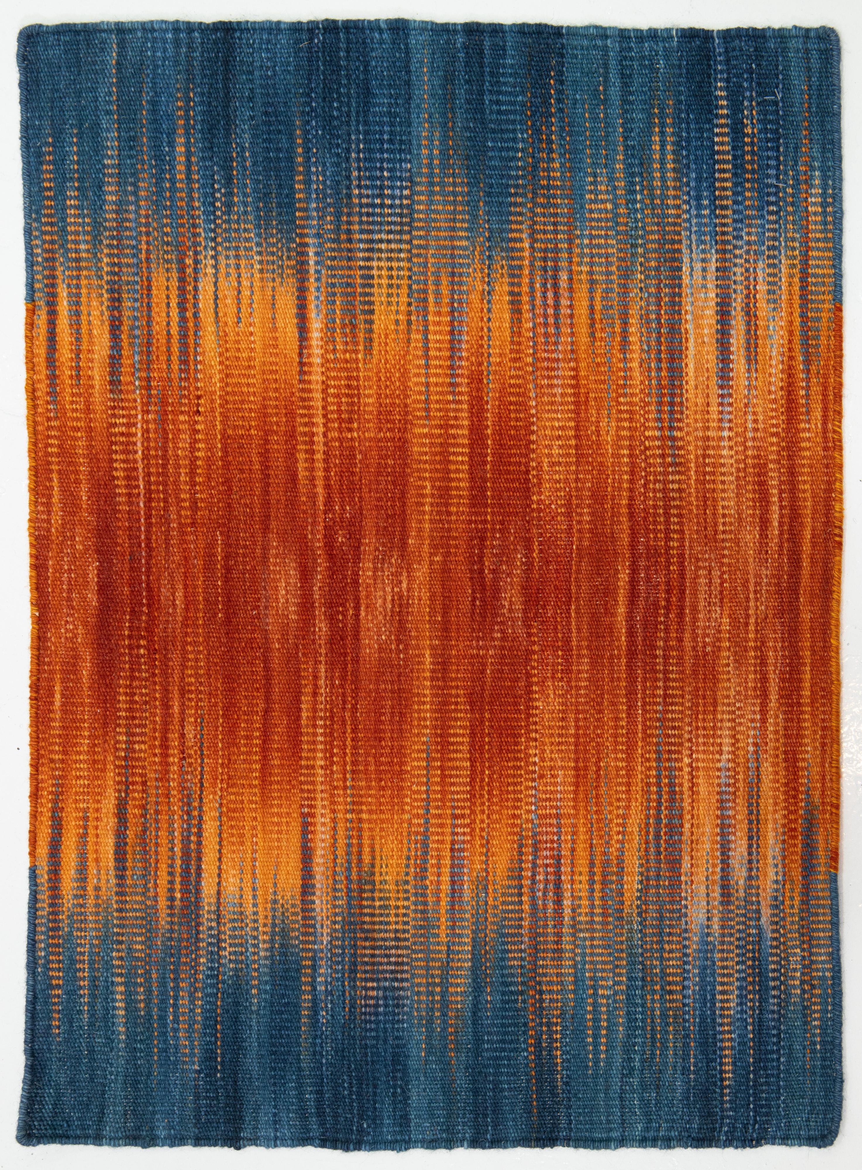 Indiano Rug & Kilim personalizzato in lana neozelandese a trama piatta di Apadana in arancione e blu in vendita