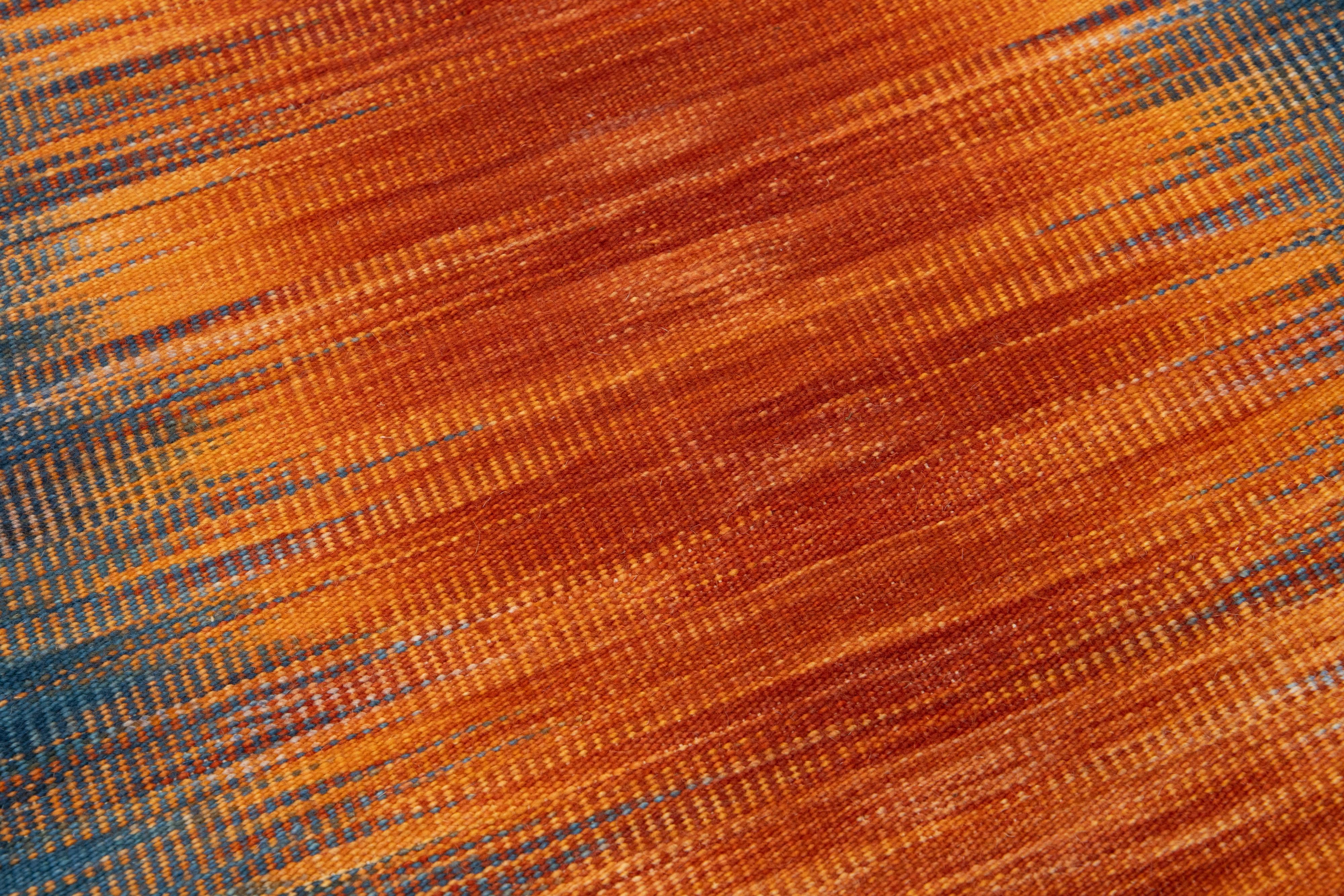 Tessuto a mano Rug & Kilim personalizzato in lana neozelandese a trama piatta di Apadana in arancione e blu in vendita