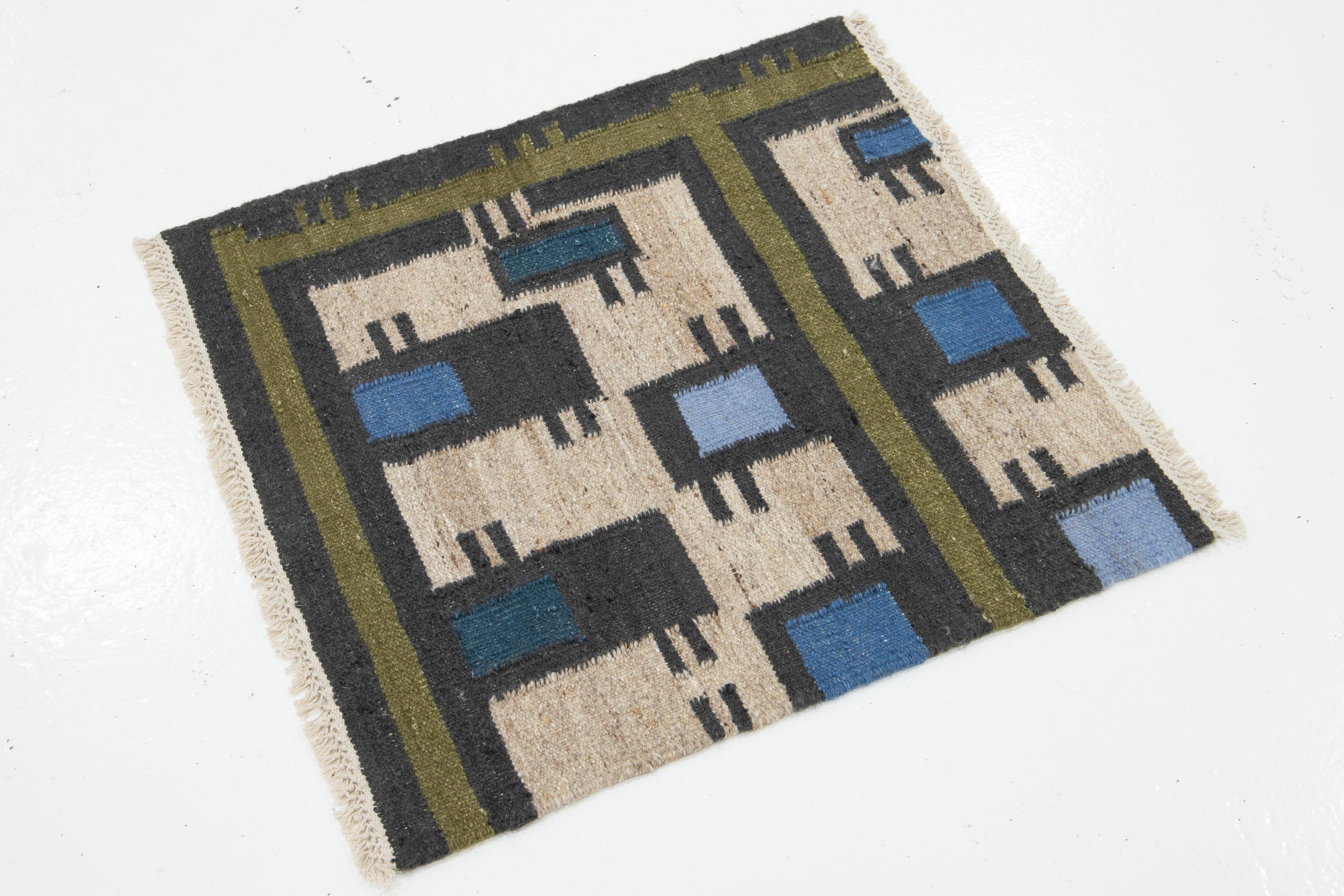 Passen Sie den Modern Kilim Flatweave Custom Rug aus Wolle an Ihren Raum an. Er wird in Indien von Hand gewebt und zeichnet sich durch außergewöhnliche Qualität und Haltbarkeit aus.

MATERIAL: Wolle 
Techniken: Flachgewebe, handgewebt
Stil:
