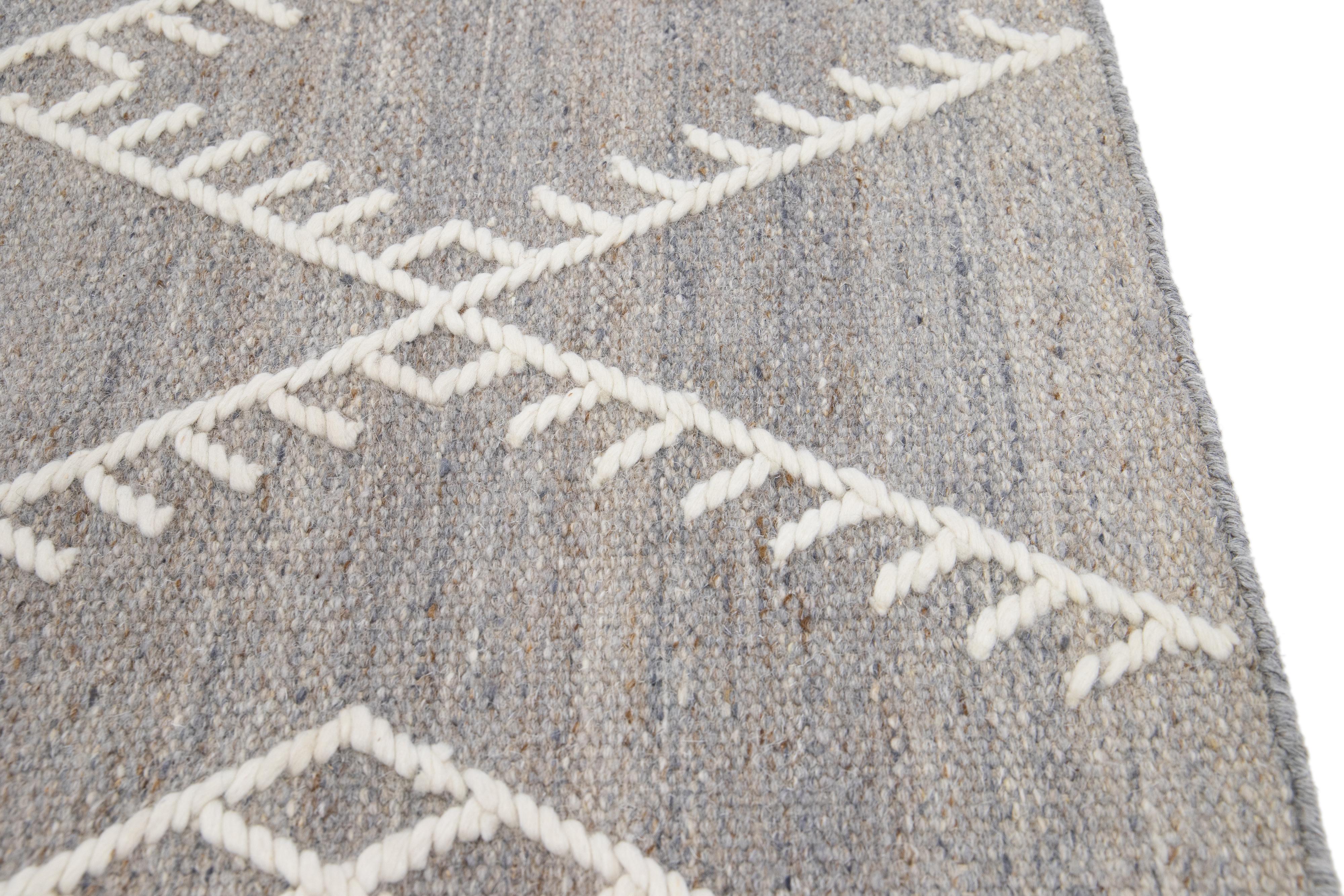 Apadana's Flachgewebe Kilim Gray Custom Wool Rug (Kelim) im Angebot