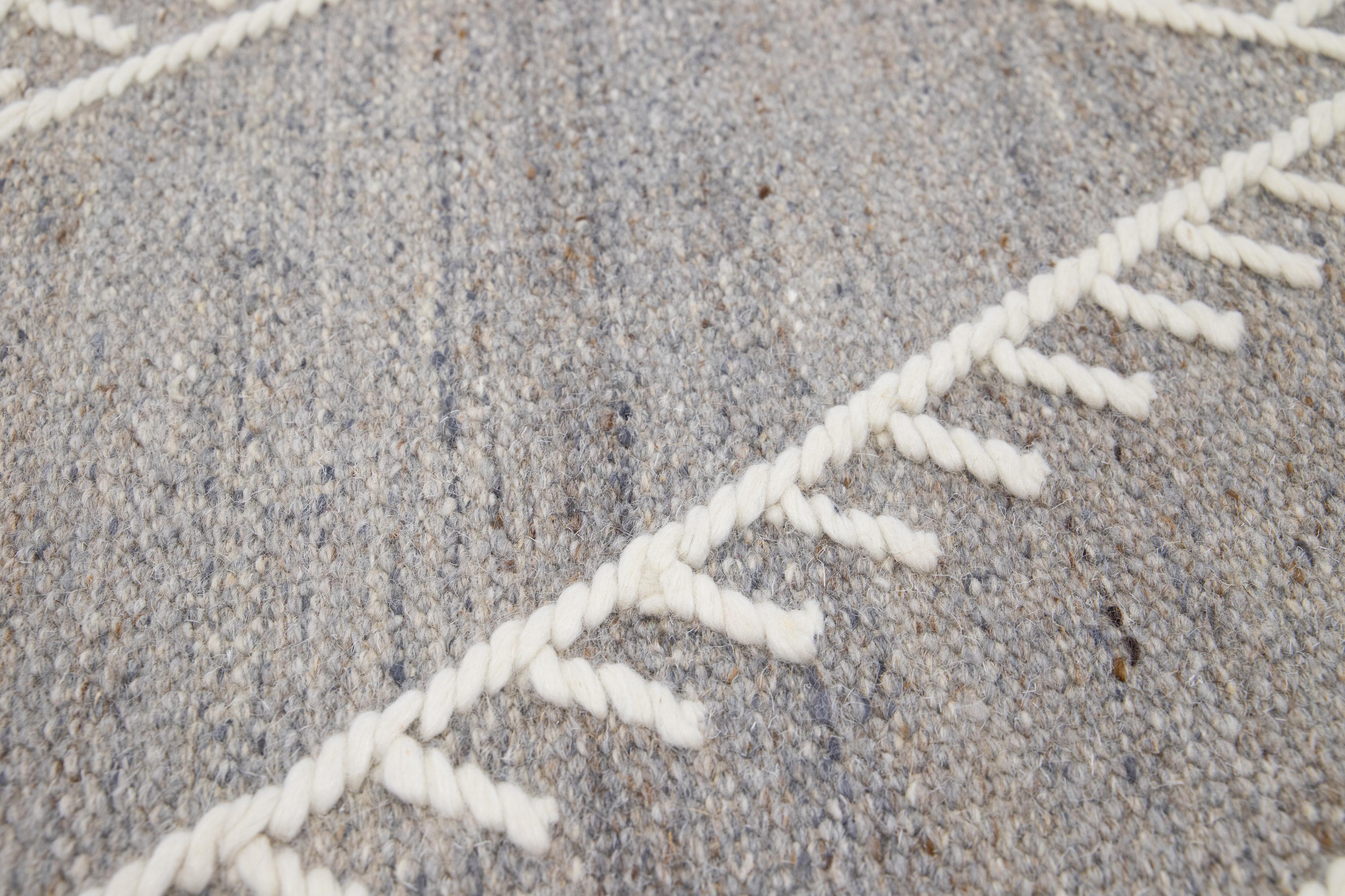 Apadana's Flachgewebe Kilim Gray Custom Wool Rug (Handgewebt) im Angebot