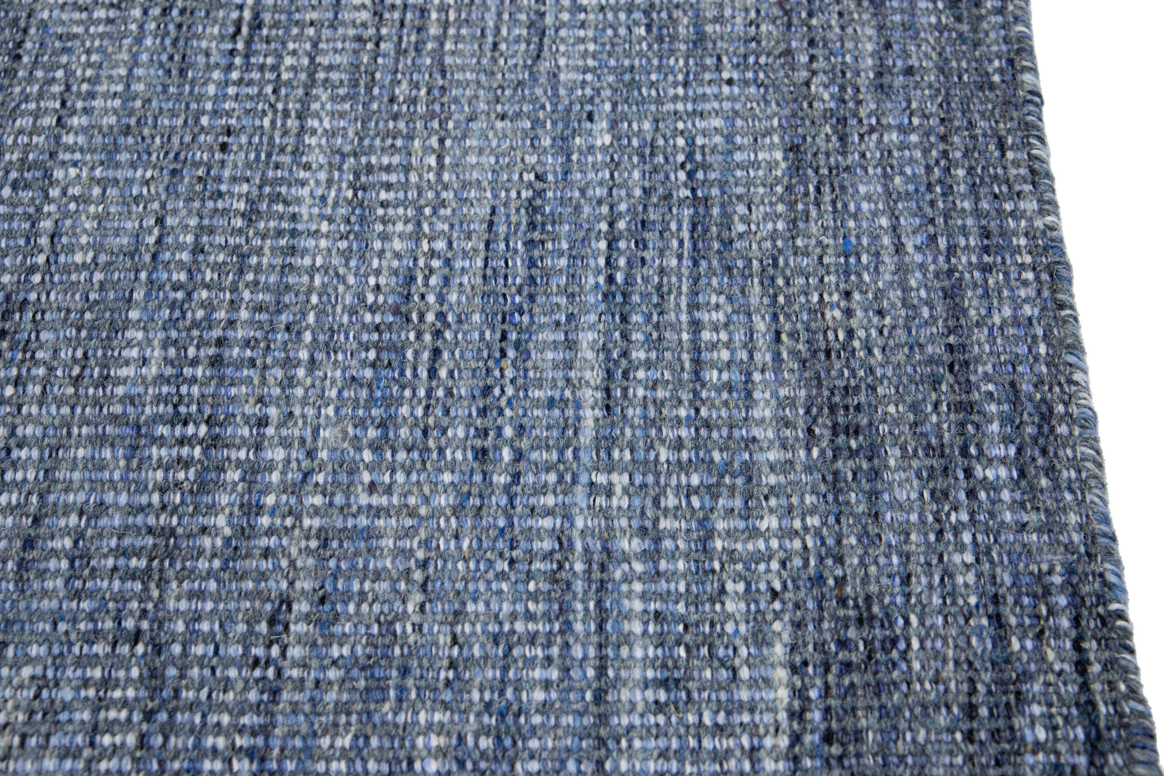 Apadana's Flachgewebter Marineblauer maßgefertigter Wollteppich (Indisch) im Angebot