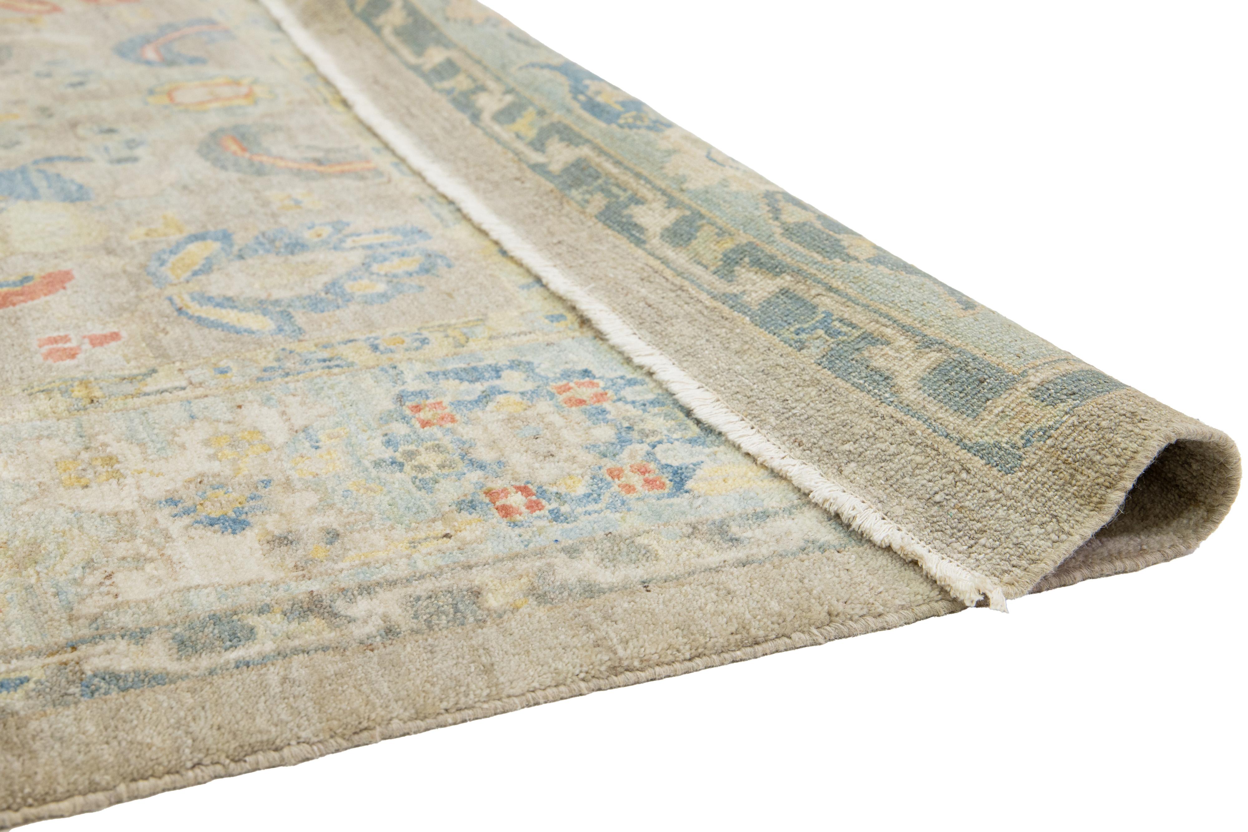 Apadana's Moderner beiger Sultanabad-Wollteppich in Beige mit Allover-Design (Pakistanisch) im Angebot