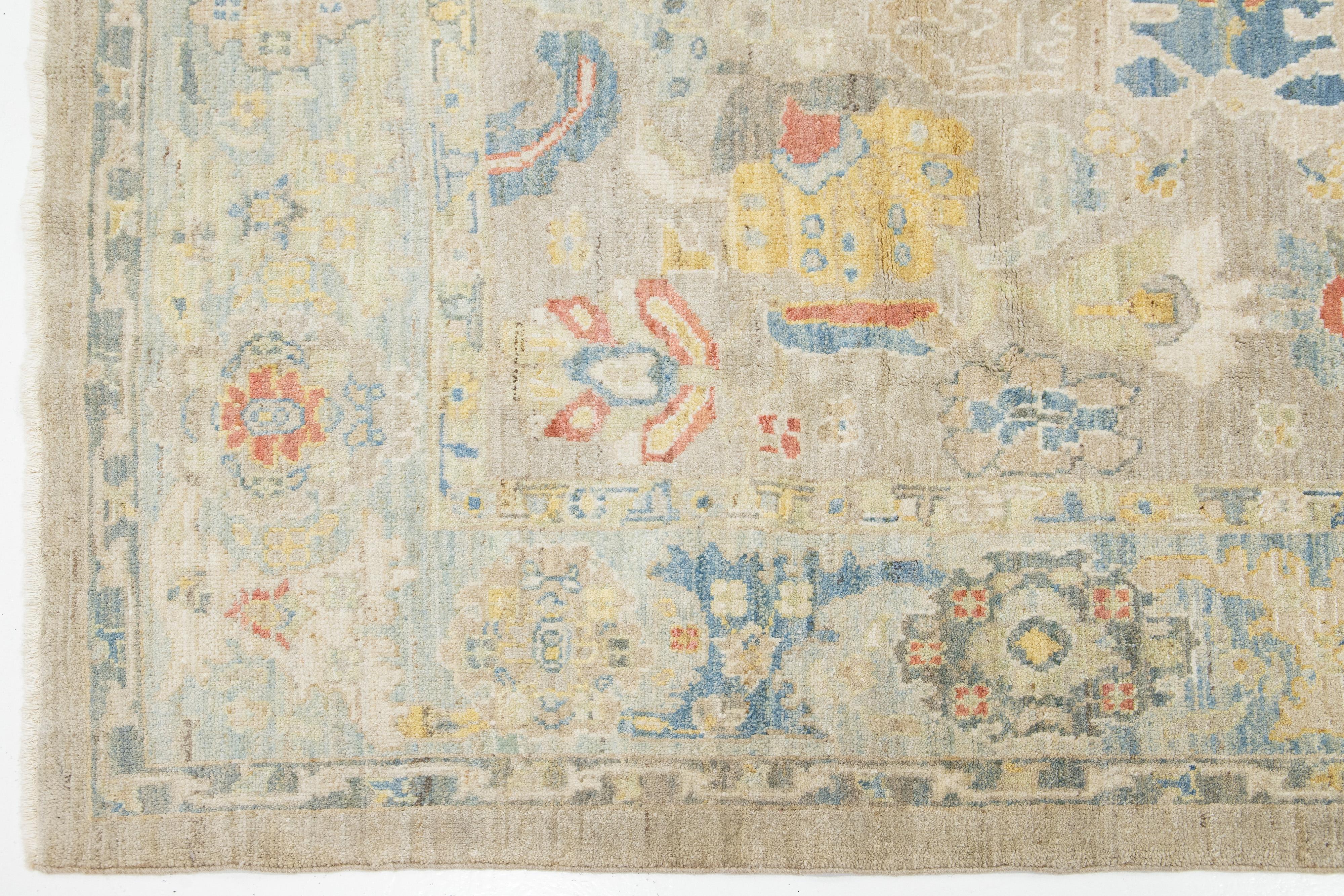 Apadana's Moderner beiger Sultanabad-Wollteppich in Beige mit Allover-Design (Wolle) im Angebot