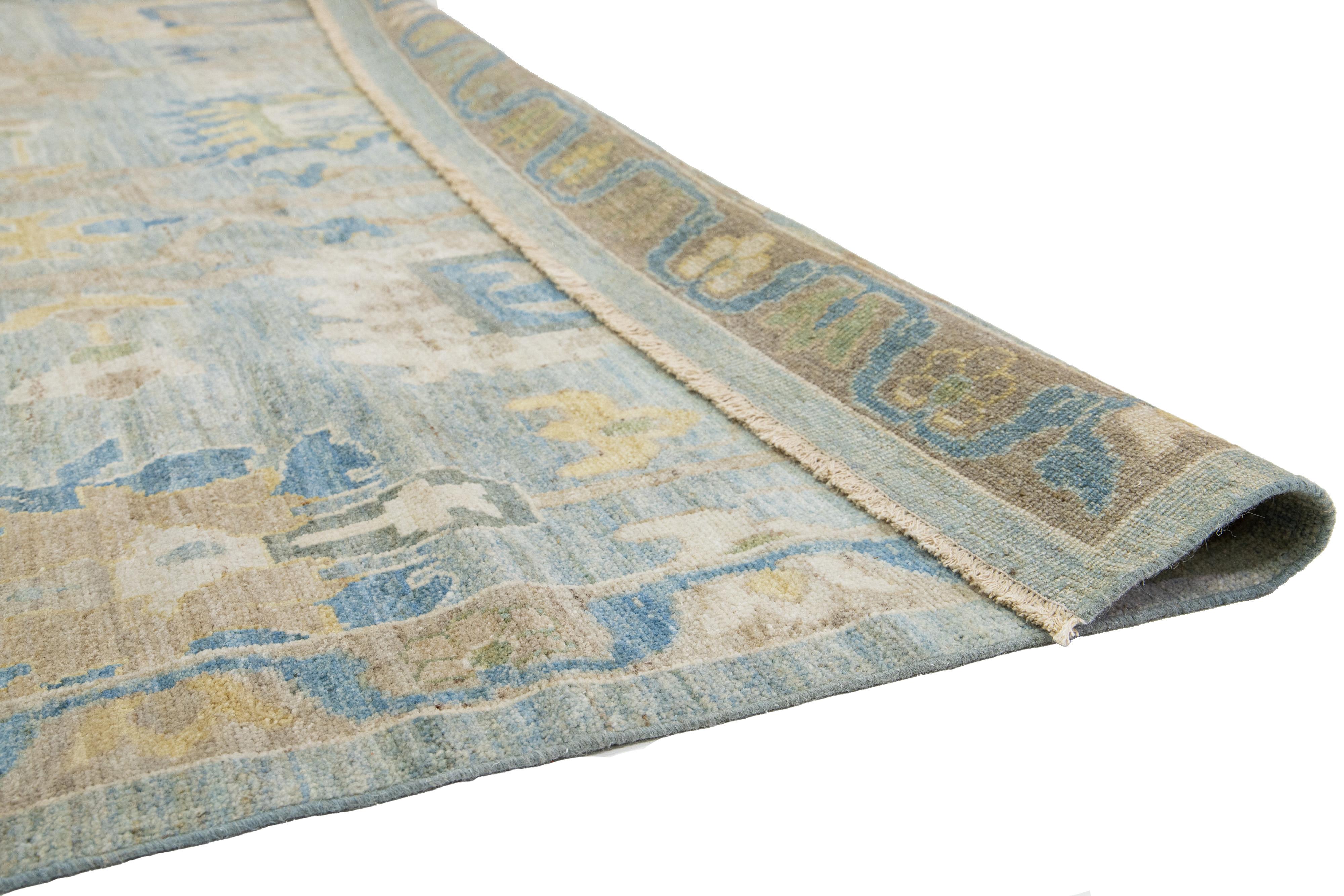 Apadana's Moderner blauer übergroßer Sultanabad-Wollteppich in Übergröße mit Allover-Design (Pakistanisch) im Angebot