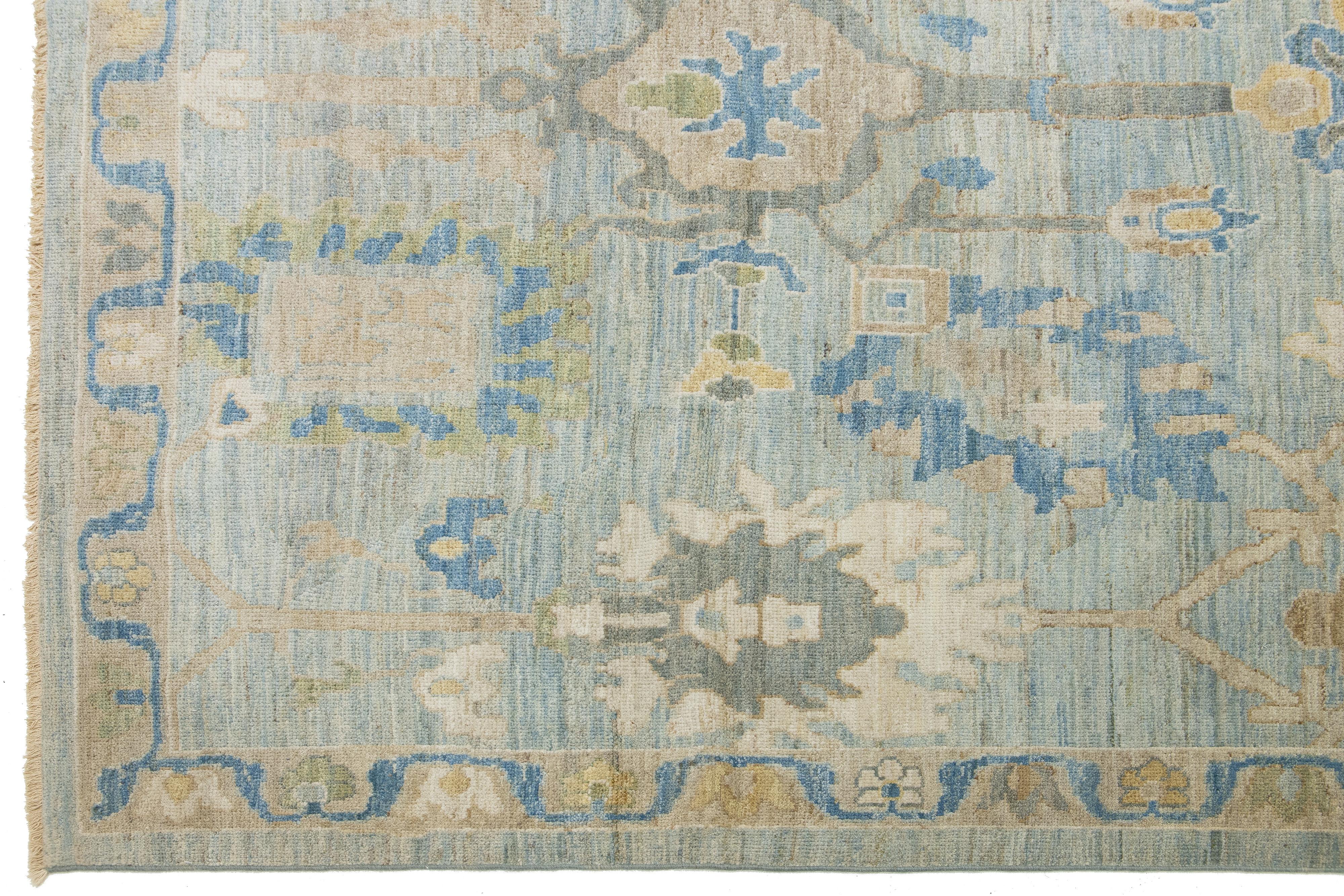 Apadana's Moderner blauer übergroßer Sultanabad-Wollteppich in Übergröße mit Allover-Design im Angebot 1