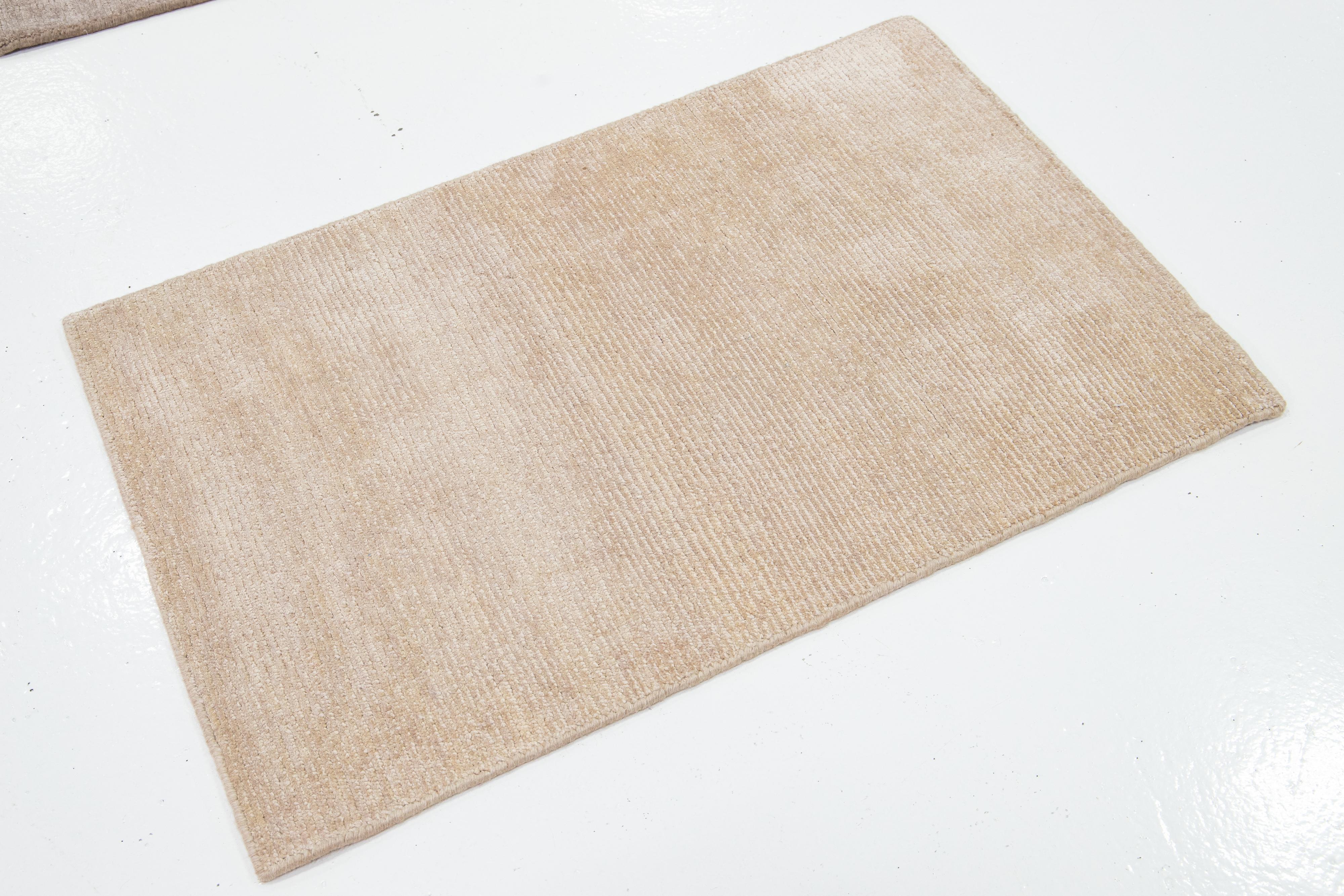 Questo tappeto di seta personalizzato realizzato a mano, disponibile in più colori, fa parte della nostra Desert Collection. Utilizziamo tecniche di lavorazione a mano per garantire una qualità e una durata superiori. 
I tempi di consegna previsti