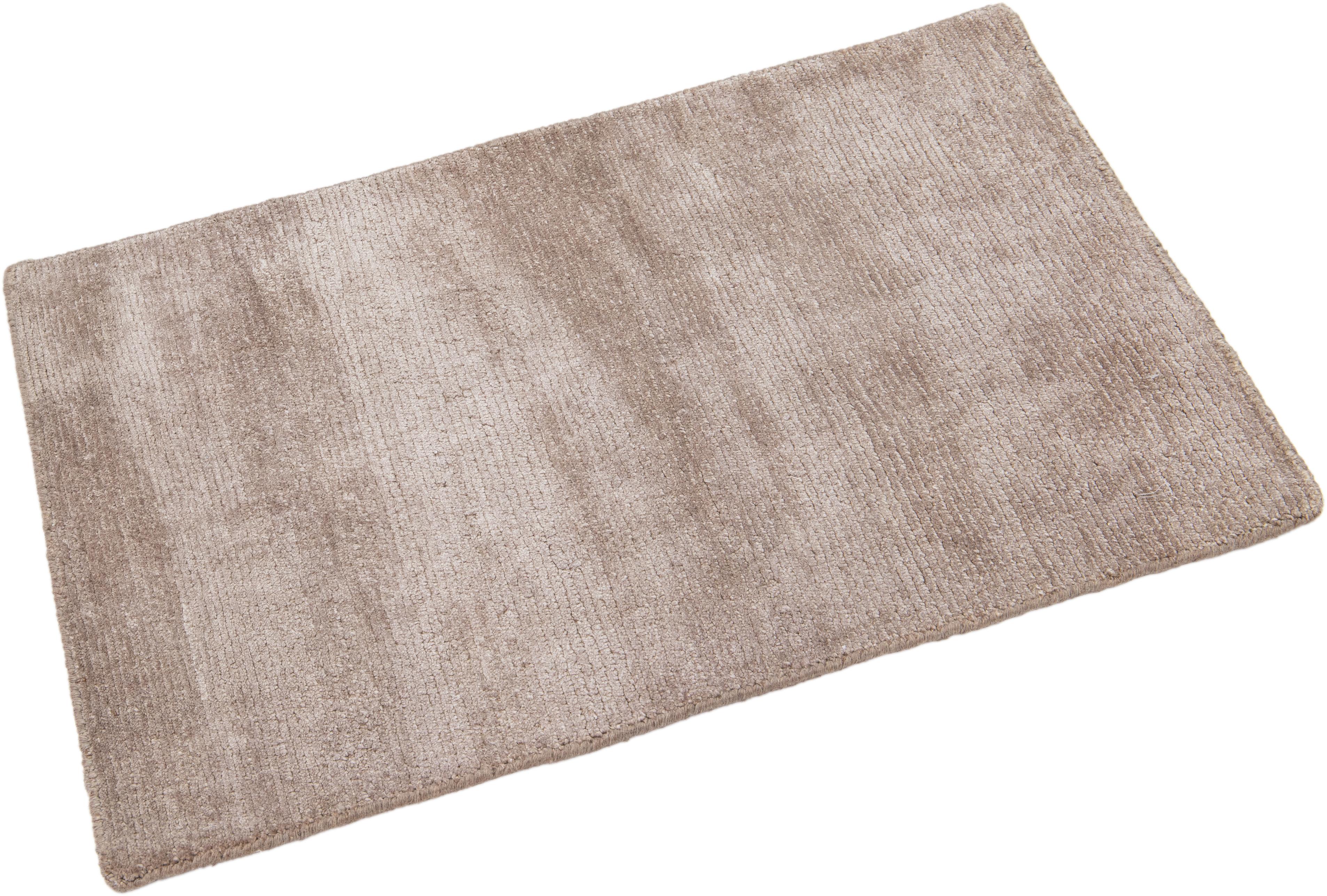Annodato a mano Tappeto in seta personalizzato Collection'S Modern Desert di Apadana in vendita