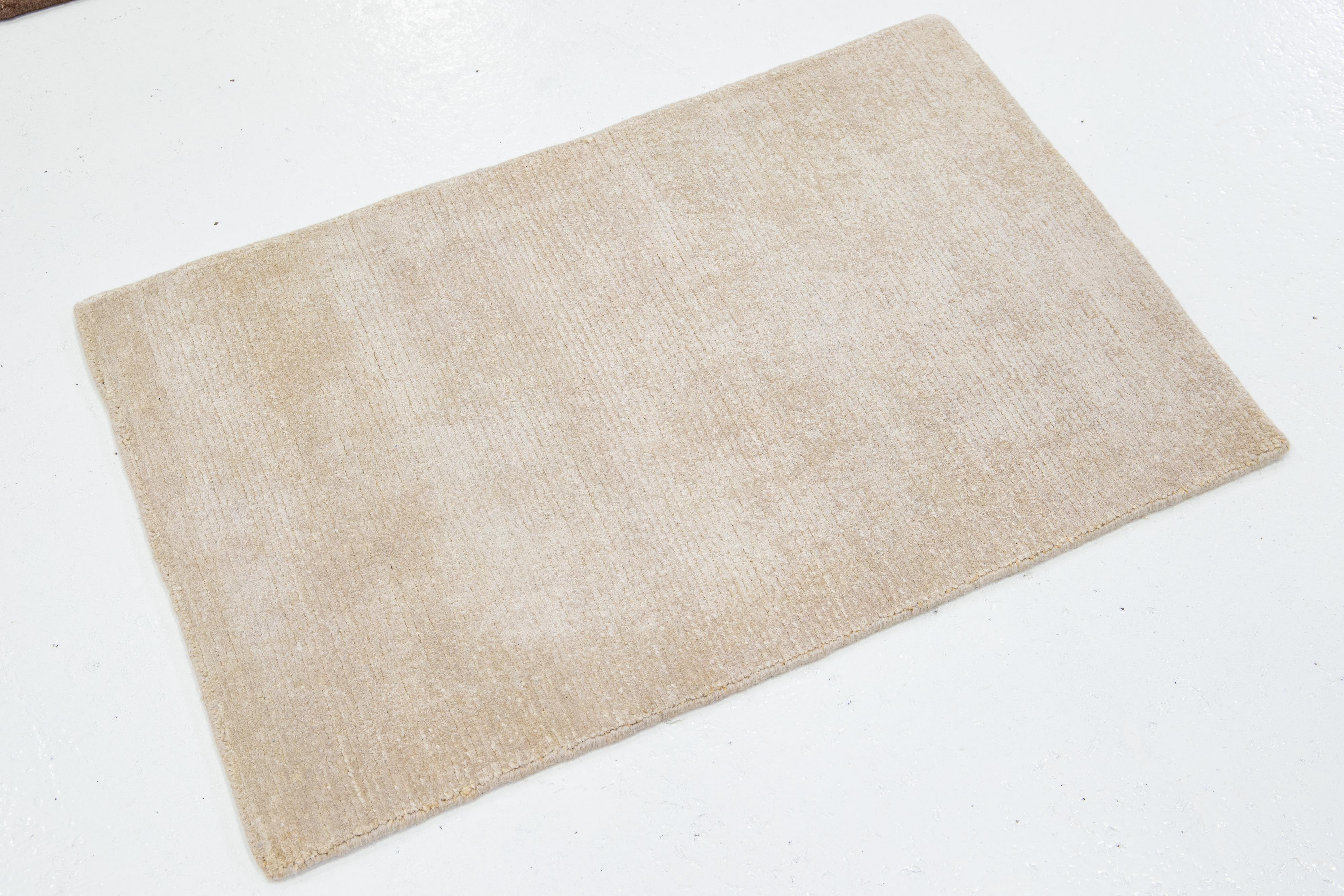 Indiano Tappeto di seta personalizzato della collezione Desert Moderno di Apadana in beige in vendita