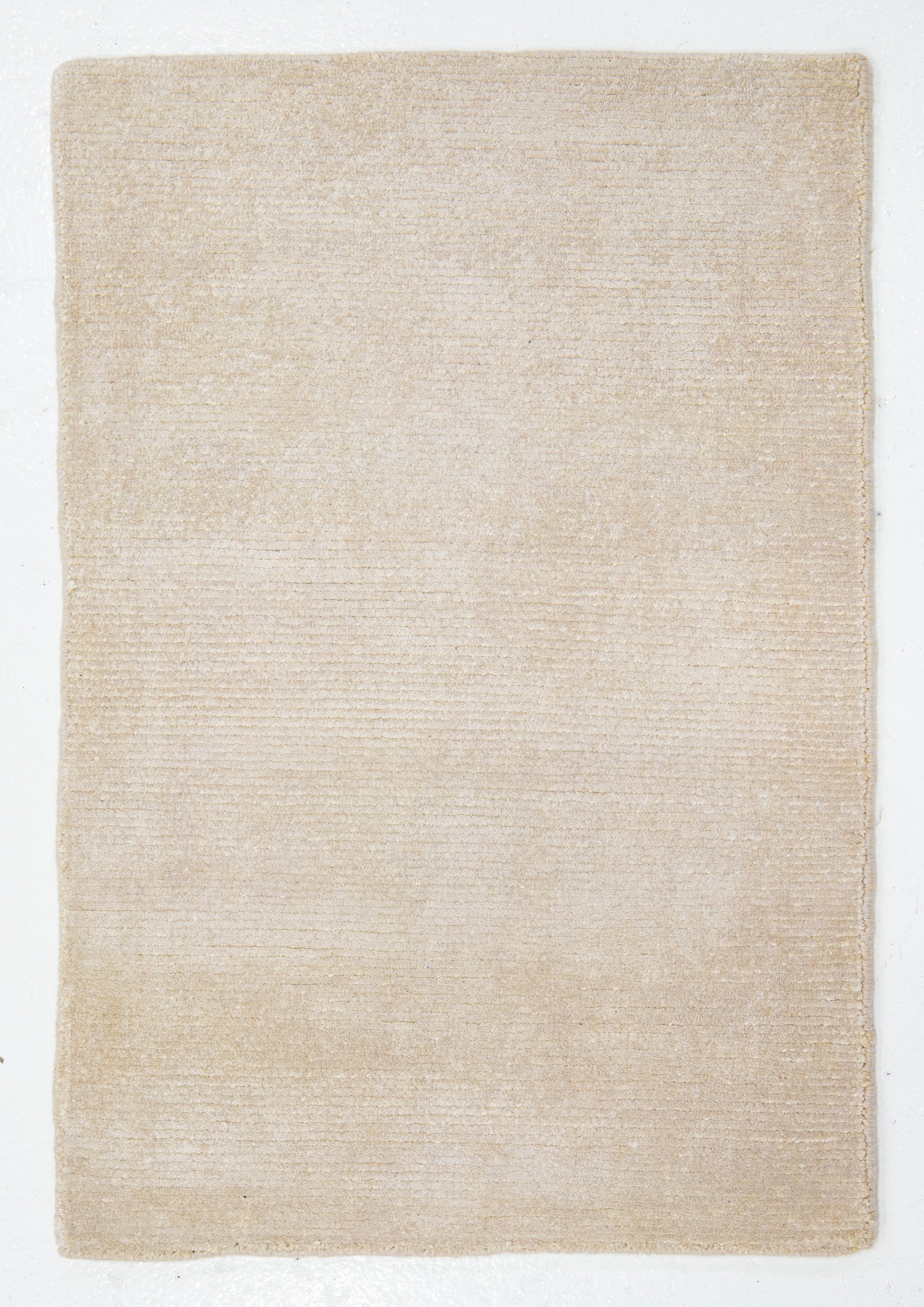 Annodato a mano Tappeto di seta personalizzato della collezione Desert Moderno di Apadana in beige in vendita