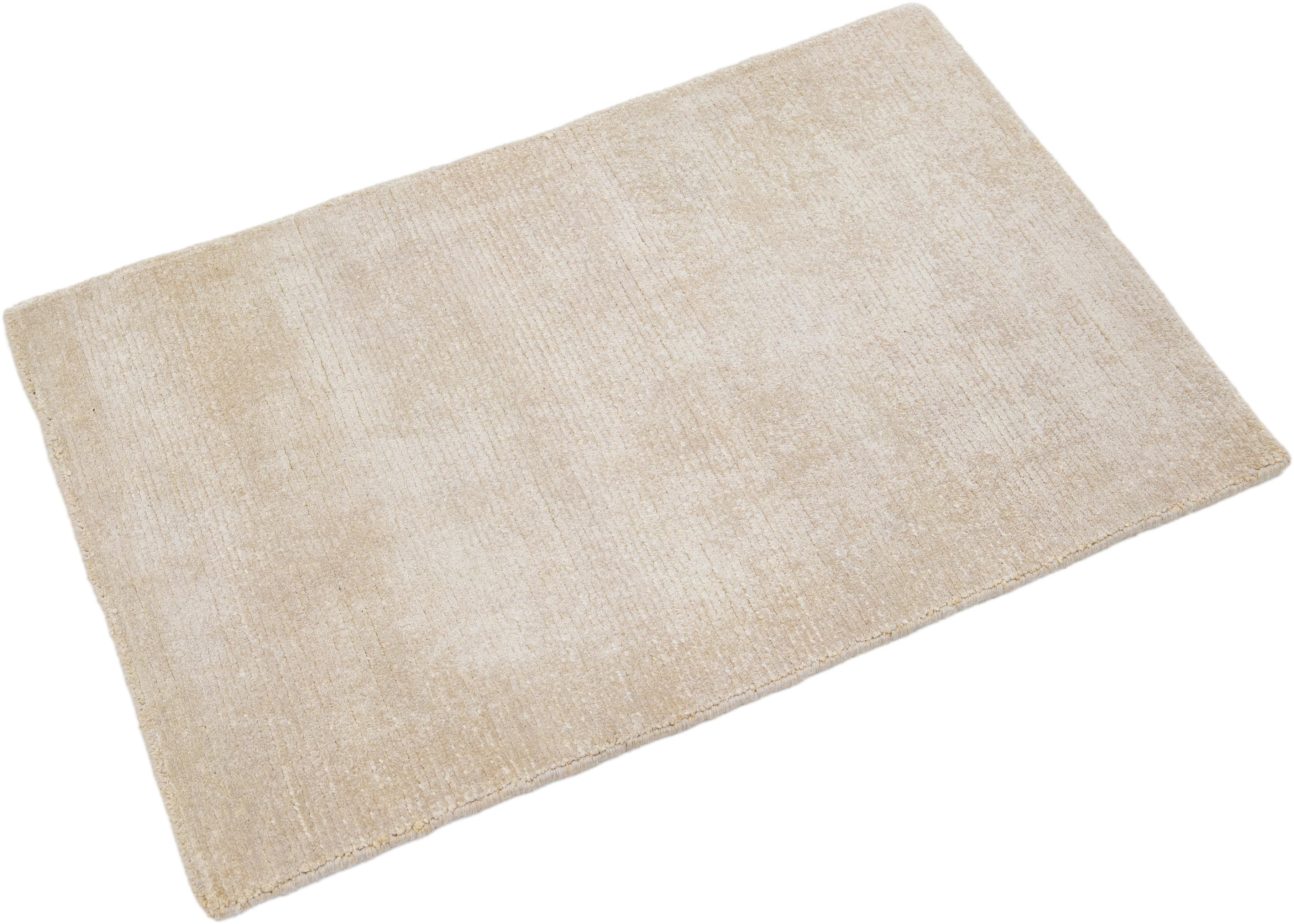 Tappeto di seta personalizzato della collezione Desert Moderno di Apadana in beige In condizioni Nuovo in vendita a Norwalk, CT