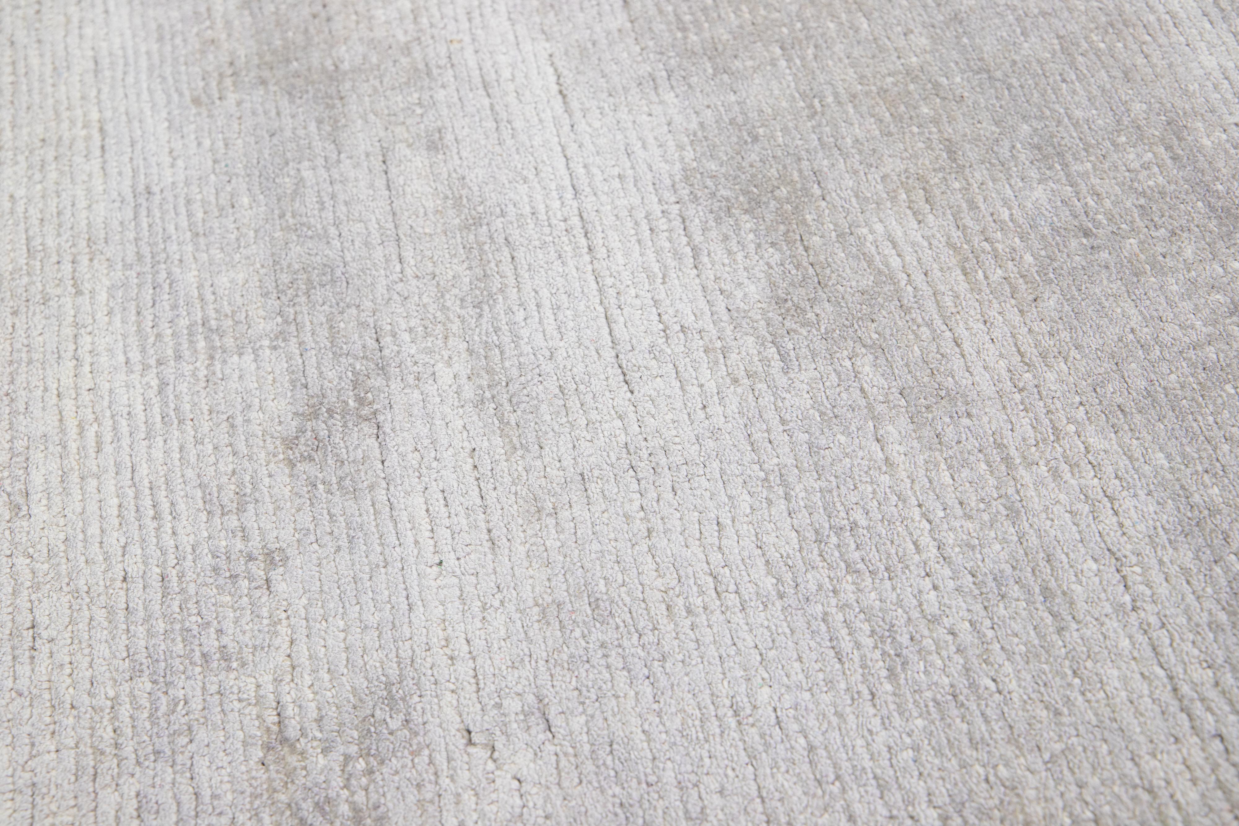 Dieser handgefertigte Seidenteppich, der in verschiedenen Farben erhältlich ist, gehört zu unserer Desert Collection'S. Wir verwenden handgewebte Techniken für höchste Qualität und Langlebigkeit. 
Die geschätzte Vorlaufzeit für den Zoll beträgt