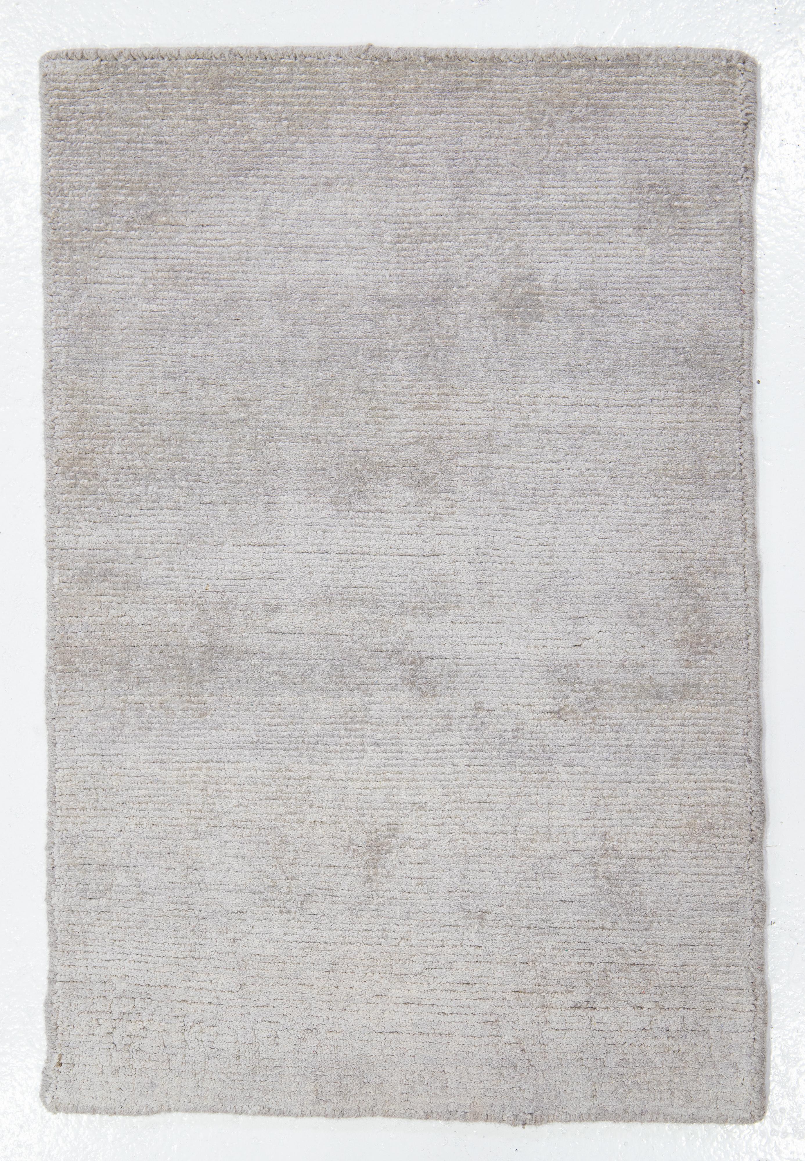Apadana's Modern Desert Collection, maßgefertigter Seidenteppich in Hellgrau, Apadana (Indisch) im Angebot