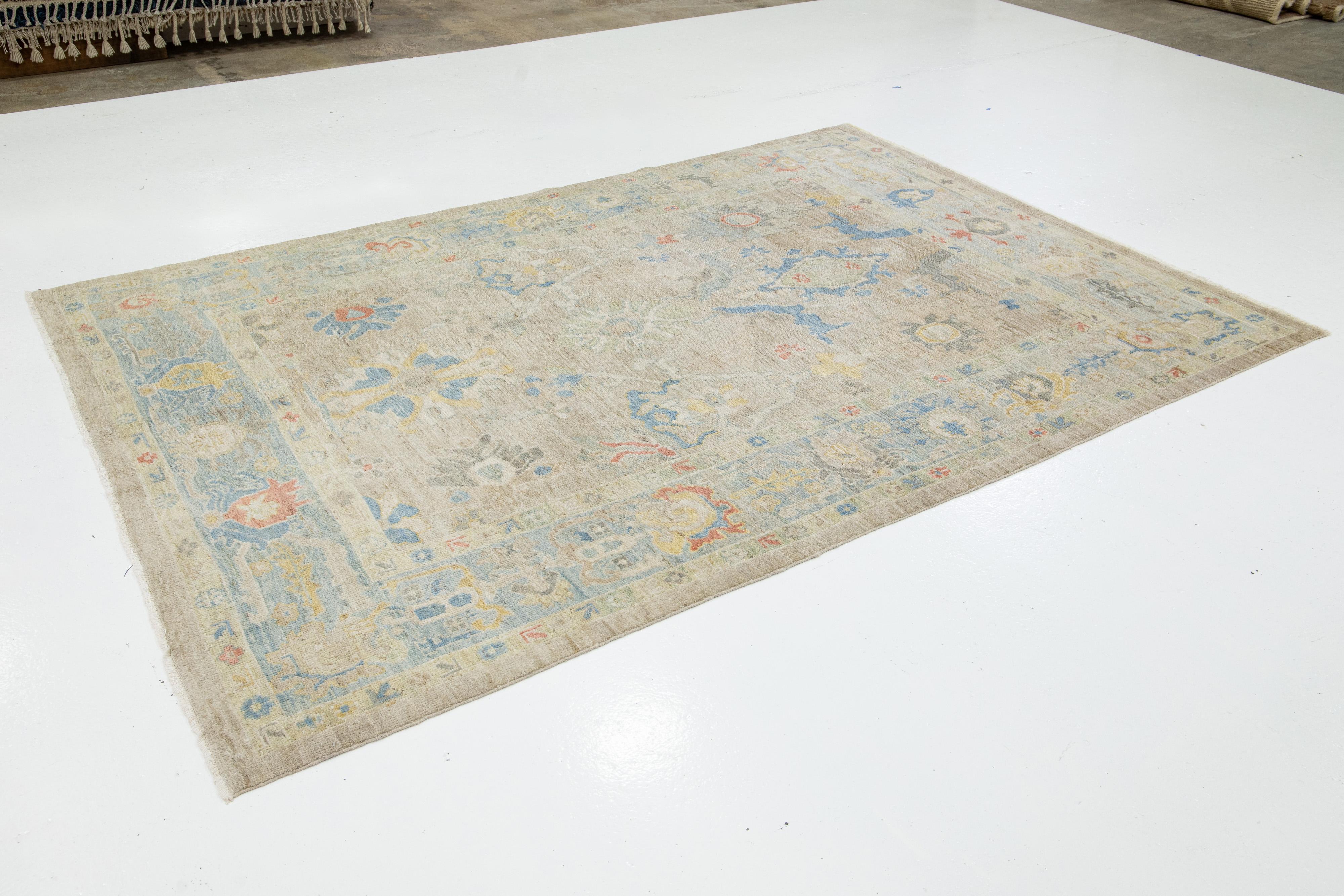 Pakistano Tappeto in lana Sultanabad Rugs di Apadana dal design moderno e fatto a mano in beige. in vendita